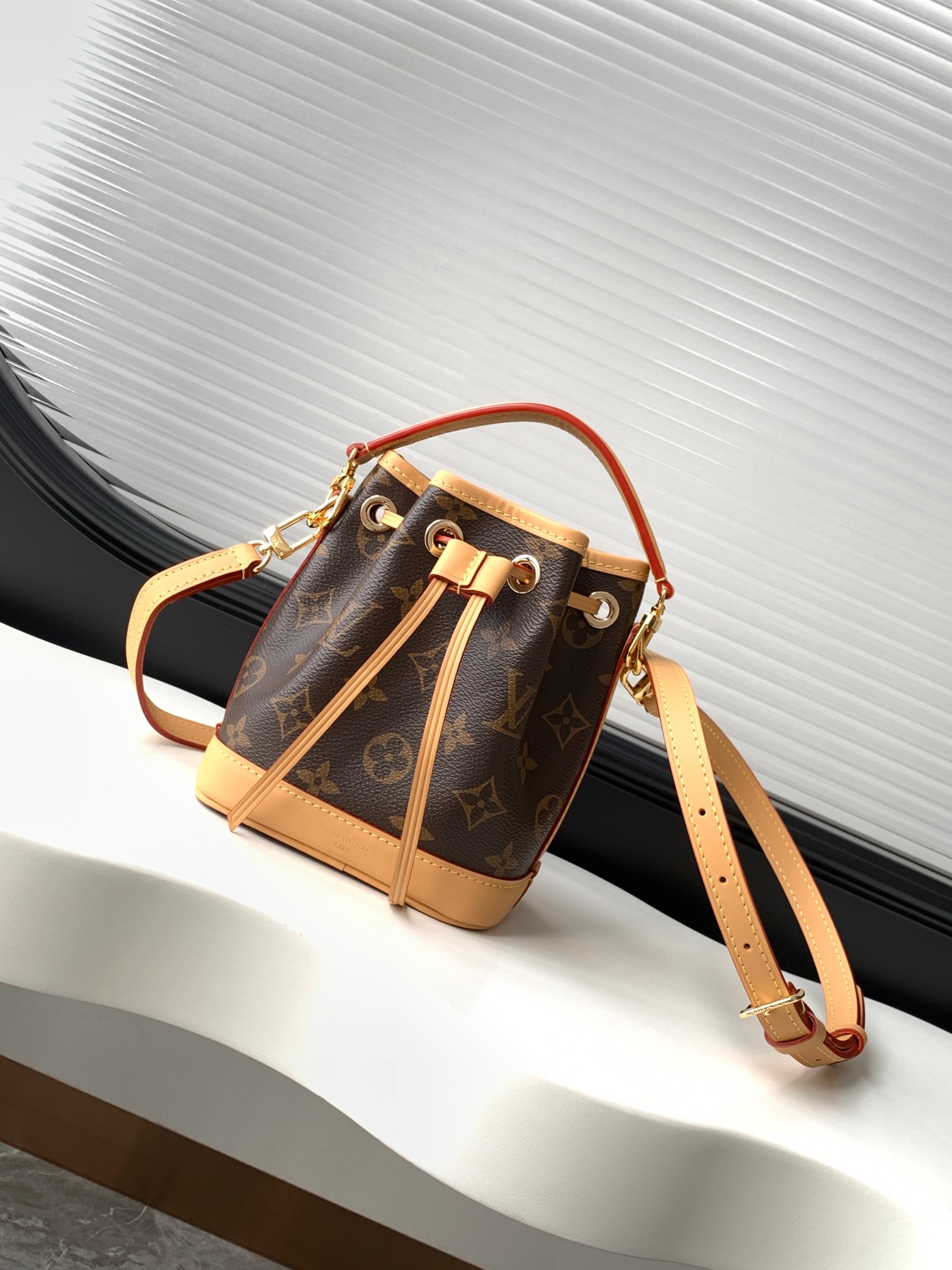 NO:182263,【Dynamic Variable Chip Top Original Single Enhanced Edition】 This Nano Noé Handbag concentrates the classic configuration of the 1932 Noé Handbag, which combines traditional design and contemporary functions with Monogram canvas and cowhide. Enjoy plenty of space to accommodate keys, card clips and mobile phones, and the removable handle and removable and adjustable shoulder straps to achieve multiple portability. Model M81266 Dimensions 13 x 16 x 10 cm (length x height x width), genuine LV, louis vuitton, cowhide19860909【 动态变码芯片 顶级原单加强版】 本款 Nano Noé 手袋浓缩 1932 年 Noé 手袋的经典构型,以 Monogram 帆布和牛皮革饰边融合传统设计和当代功能.充裕空间可容纳钥匙、卡夹和手机等随行所需,可拆卸手柄和可拆卸并调节的肩带实现多种背携方式. 型號M81266 尺寸13 x 16 x 10 厘米 (长度 x 高 x 宽),正品级LV,louis vuitton,cowhide,Bag