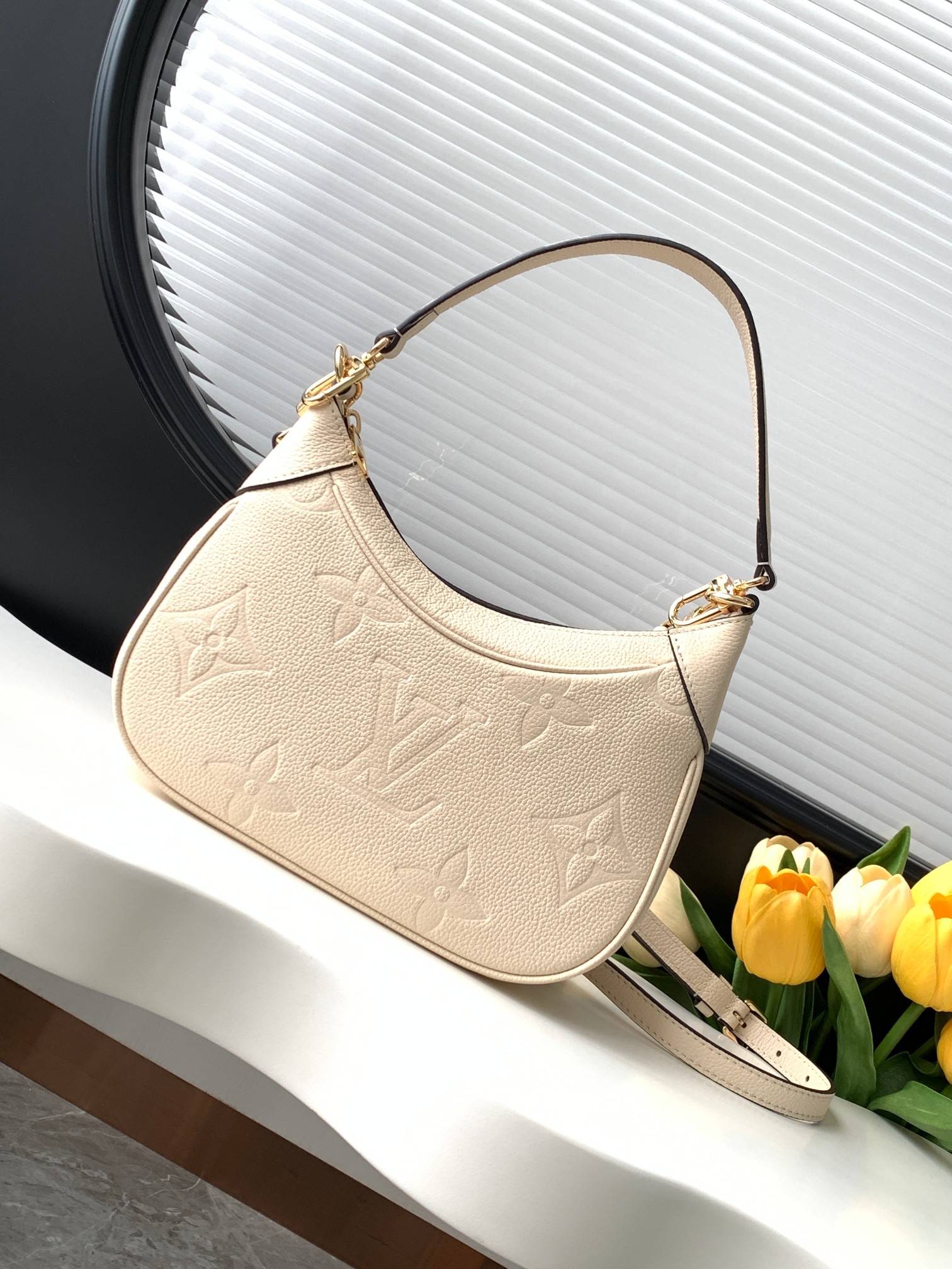 NO:185686,Genuine grade [Dynamic Variable Chip Top-Level Single Enhanced Edition] M46112 Apricot M46301 Pink M46002 Black M46099 Milk White Top-Level Single Bagate Bag is shaped with Monogram Empreinte soft-grain leather, which sets up a large embossed pattern in color contrast. Use removable handles and removable and adjustable shoulder straps to explore the trendy carrying method. 24.0 x 18.0 x 7.0 cm (Length x Height x Width) Monogram Empreinte embossed soft-grain cowhide Soft-grain cowhide Microfiber lining Metal parts Zipper closure Inner patch pocket Shoulder straps are removable and adjustable straps half length 48.0 cm The straps half length can be adjusted to 54.0 cm  Single handle, removable, genuine LV, louis vuitton, cowhide19860909正品级【动态变码芯片 顶级原单加强版】M46112杏色 M46301粉色 M46002黑色M46099奶白顶级原单本款 Bagatelle 手袋以 Monogram Empreinte 软粒面皮革塑造构型,于色彩反差中烘托大号压纹图案.巧用可拆卸手柄和可拆卸并调节的肩带,探索潮流背携方式.24.0 x 18.0 x 7.0 厘米 (长 x 高 x 宽) Monogram Empreinte 压纹软粒面牛皮革 软粒面牛皮革饰边 微纤维内衬 金属件 拉链开合 内贴袋 肩带可拆卸,可调节 包带半长48.0 厘米 包带半长可调至54.0 厘米 手柄单手柄,可拆卸,正品级LV,louis vuitton,cowhide,Bag