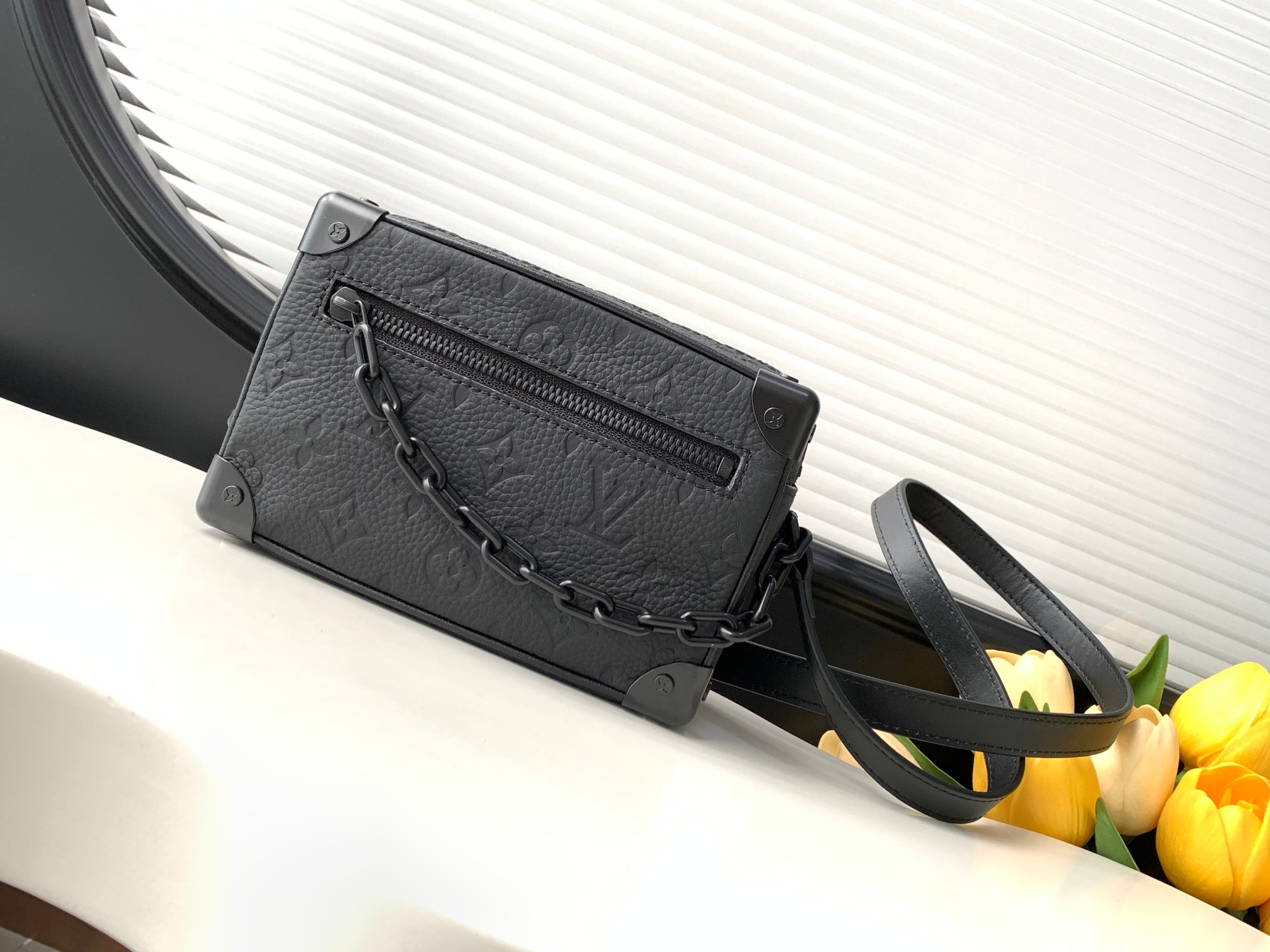 【动态变码芯片 顶级原单加强版】M55702 顶级原单 Soft Trunk 迷你手袋取材压印 Monogram 图案的 Taurillon 皮革,搭配铆钉边角和四方造型,承袭路易威登传统硬箱设计之韵。一条哑光链条与拉链衔接,另一条巧妙融入肩带,为精巧设计注入摩登魅力。
18.5 x 13.0 x 8.0 厘米 (长 x 高 x 宽)
• Taurillon 牛皮革
• 织物内衬
• 牛皮革饰边
• 哑光金属件
• 拉链外袋
• 内贴袋
• 肩带:不可拆卸,可调节
• 包带半长:42.0 厘米
• 包带半长可调至:58.0 厘米