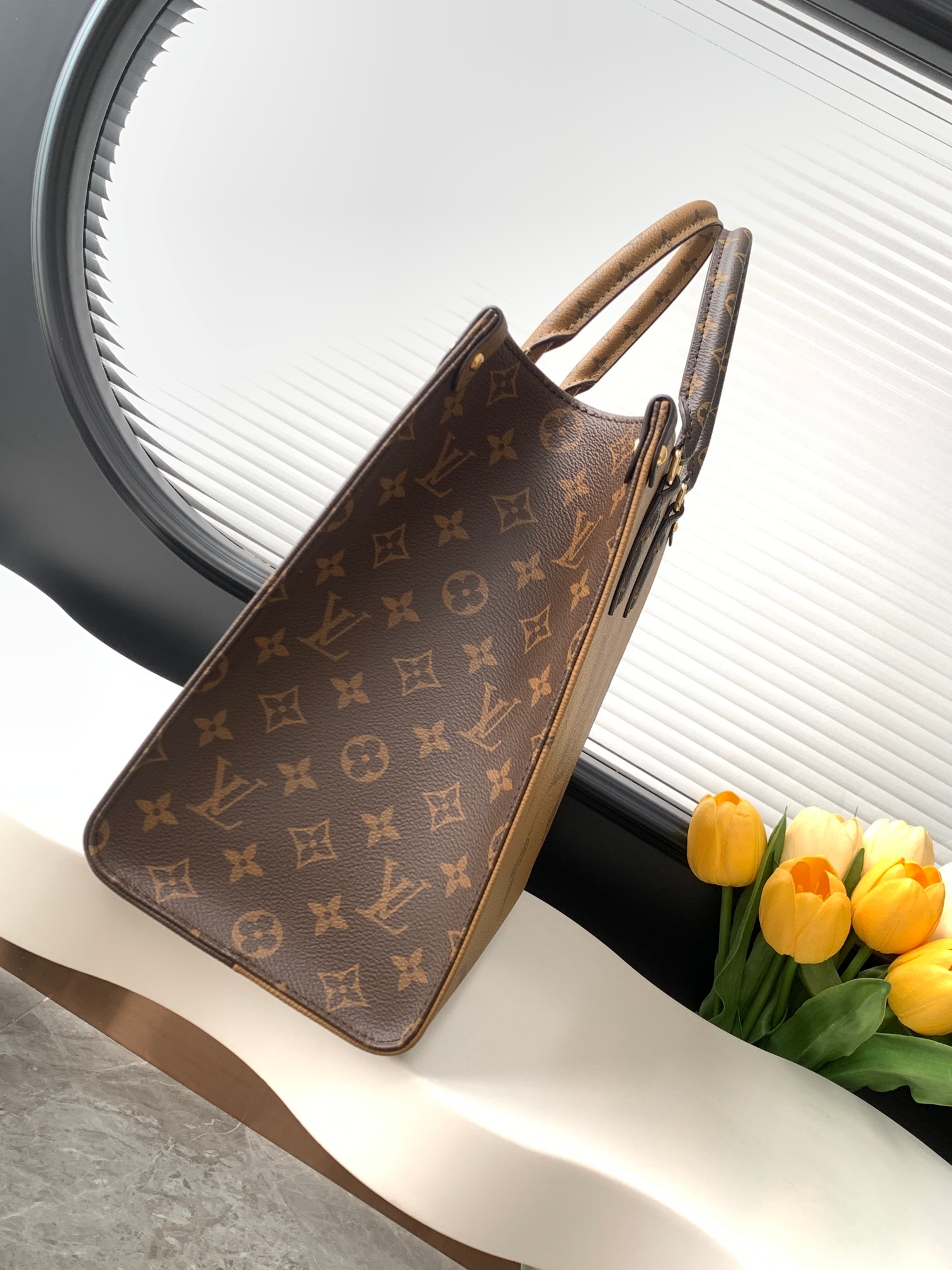 【动态变码芯片 顶级原单加强版】Onthego 中号手袋将经典 Monogram 帆布与 Monogram Reverse 帆布分饰两侧，迥异风尚随心呈现。Toron 双手柄与肩带实现多种背携方式。
型號：M45039
尺寸：35 x 27 x 14 厘米 
(长度 x 高 x 宽)