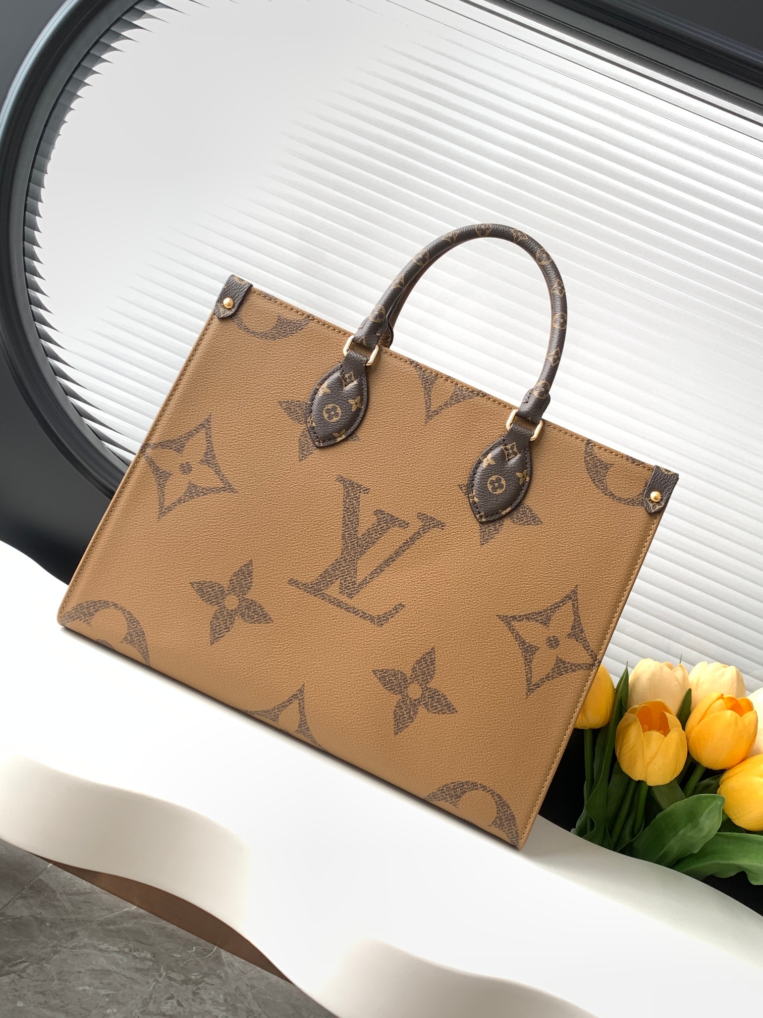 【动态变码芯片 顶级原单加强版】Onthego 中号手袋将经典 Monogram 帆布与 Monogram Reverse 帆布分饰两侧，迥异风尚随心呈现。Toron 双手柄与肩带实现多种背携方式。
型號：M45039
尺寸：35 x 27 x 14 厘米 
(长度 x 高 x 宽)