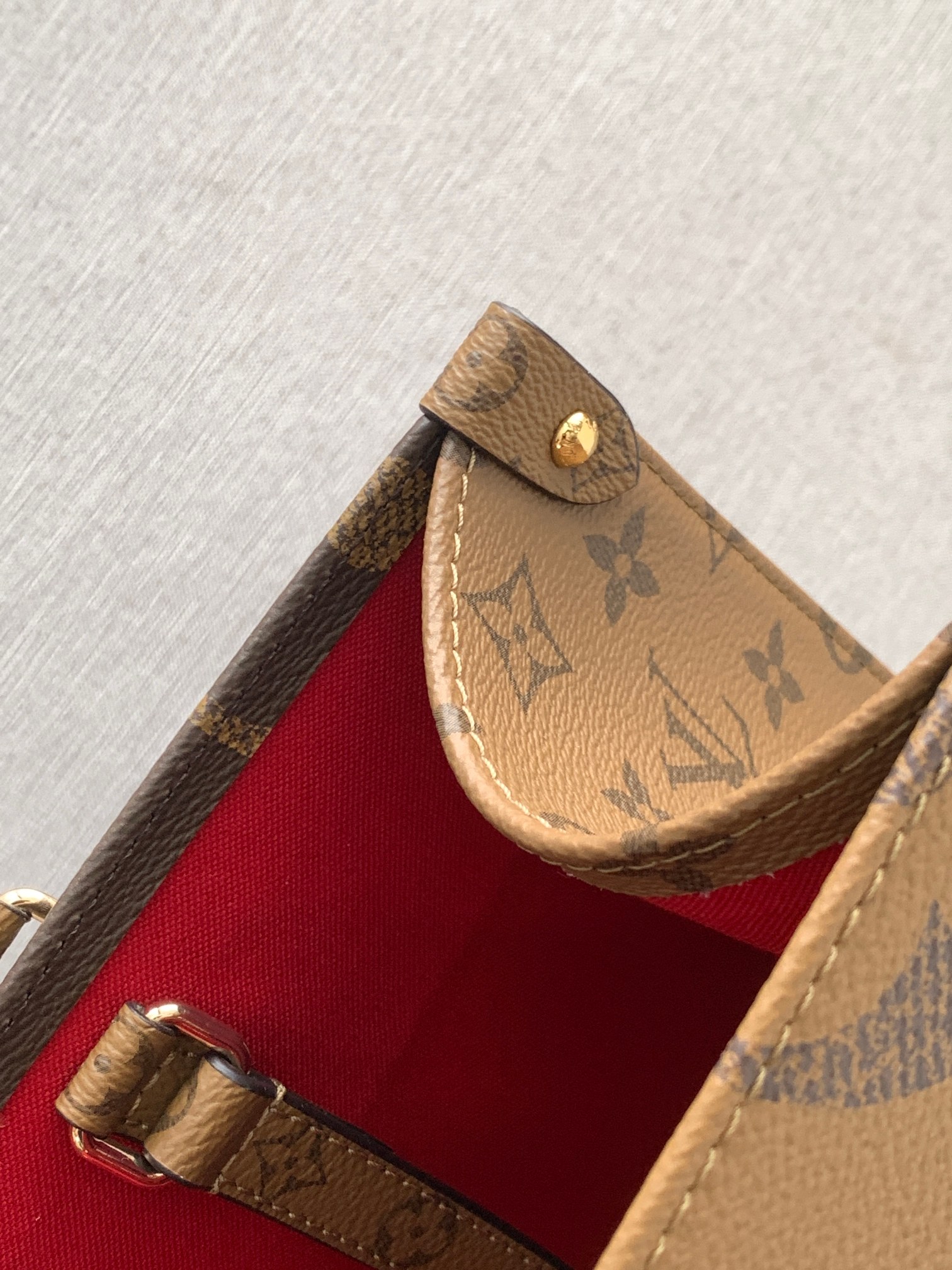 【动态变码芯片 顶级原单加强版】Onthego 中号手袋将经典 Monogram 帆布与 Monogram Reverse 帆布分饰两侧，迥异风尚随心呈现。Toron 双手柄与肩带实现多种背携方式。
型號：M45039
尺寸：35 x 27 x 14 厘米 
(长度 x 高 x 宽)