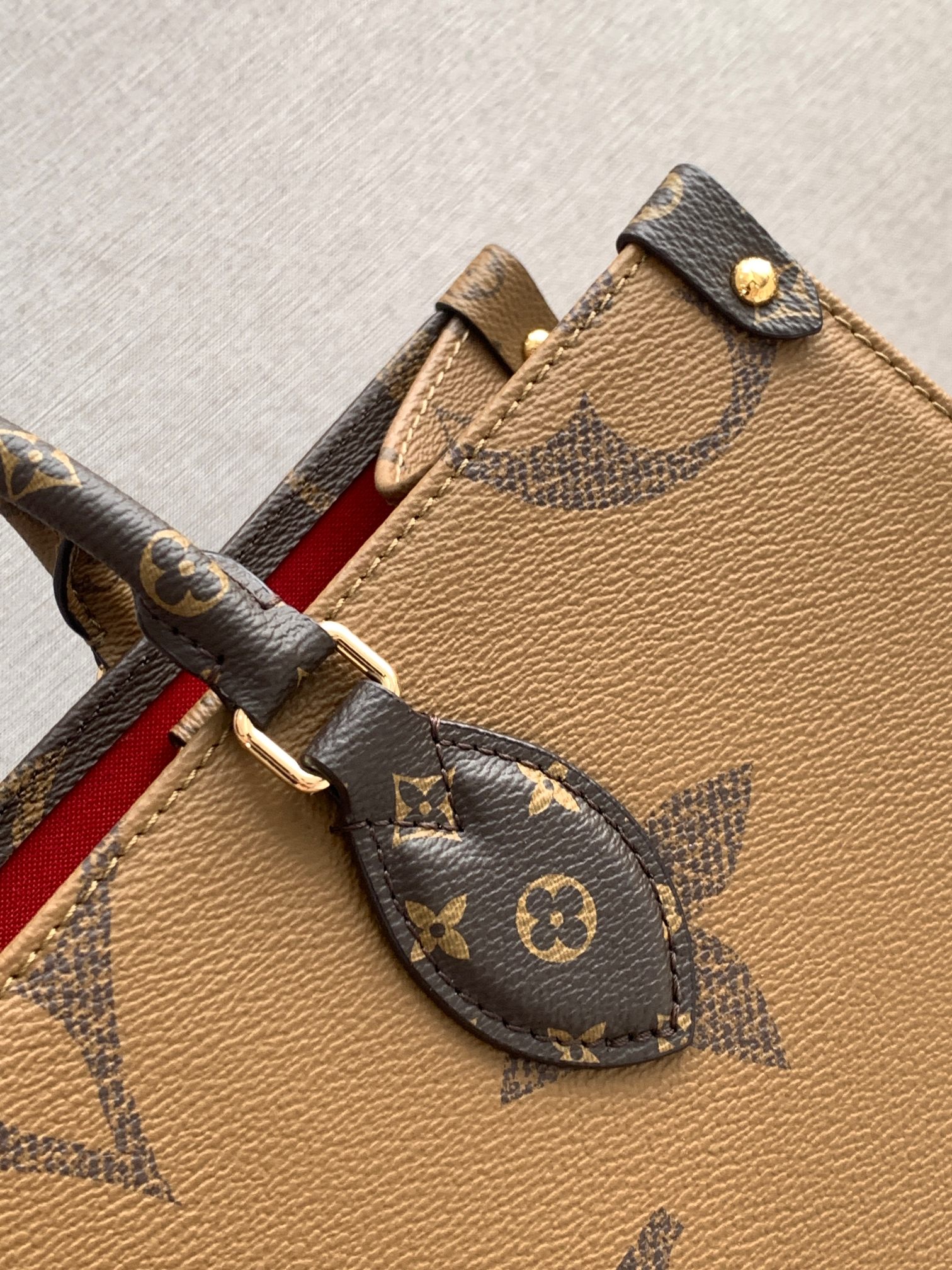 【动态变码芯片 顶级原单加强版】Onthego 中号手袋将经典 Monogram 帆布与 Monogram Reverse 帆布分饰两侧，迥异风尚随心呈现。Toron 双手柄与肩带实现多种背携方式。
型號：M45039
尺寸：35 x 27 x 14 厘米 
(长度 x 高 x 宽)