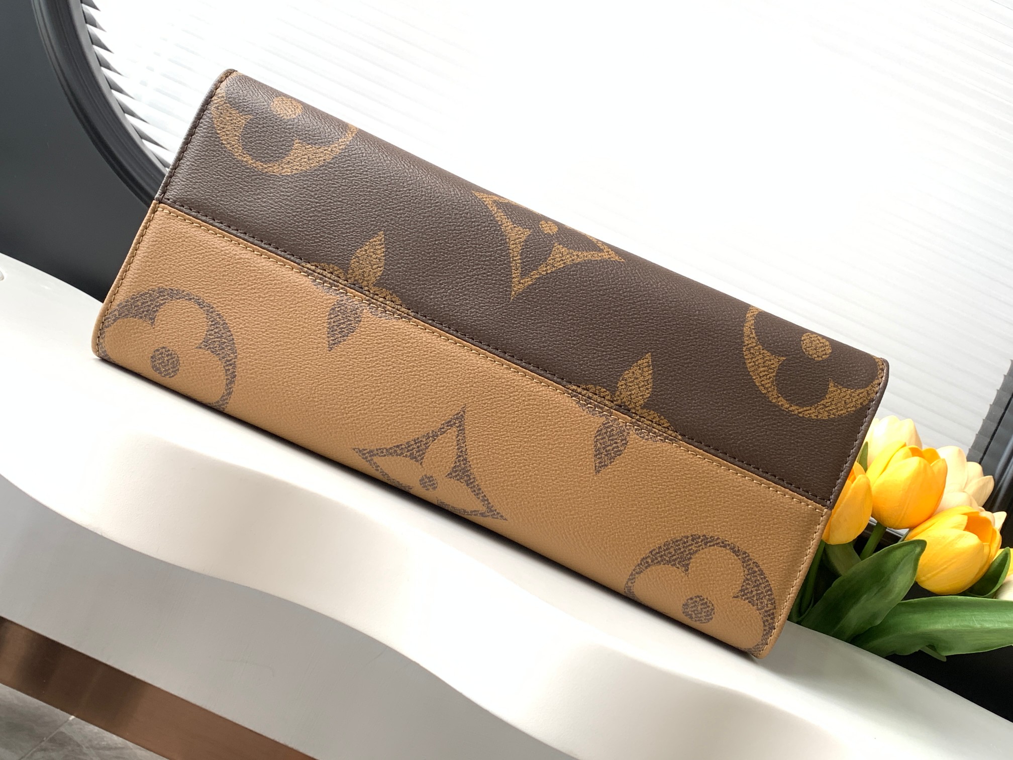 【动态变码芯片 顶级原单加强版】Onthego 中号手袋将经典 Monogram 帆布与 Monogram Reverse 帆布分饰两侧，迥异风尚随心呈现。Toron 双手柄与肩带实现多种背携方式。
型號：M45039
尺寸：35 x 27 x 14 厘米 
(长度 x 高 x 宽)