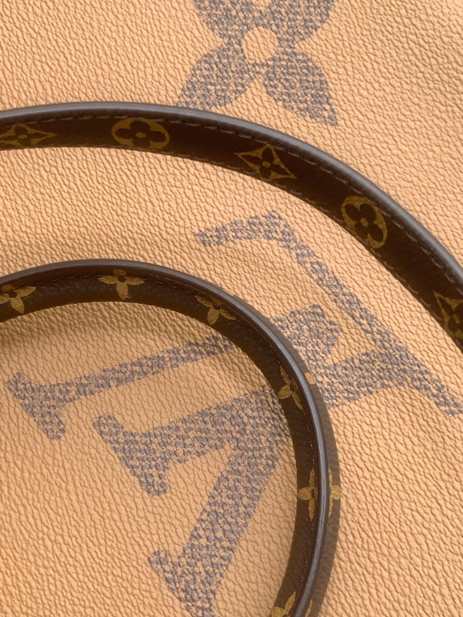 【动态变码芯片 顶级原单加强版】Onthego 中号手袋将经典 Monogram 帆布与 Monogram Reverse 帆布分饰两侧，迥异风尚随心呈现。Toron 双手柄与肩带实现多种背携方式。
型號：M45039
尺寸：35 x 27 x 14 厘米 
(长度 x 高 x 宽)