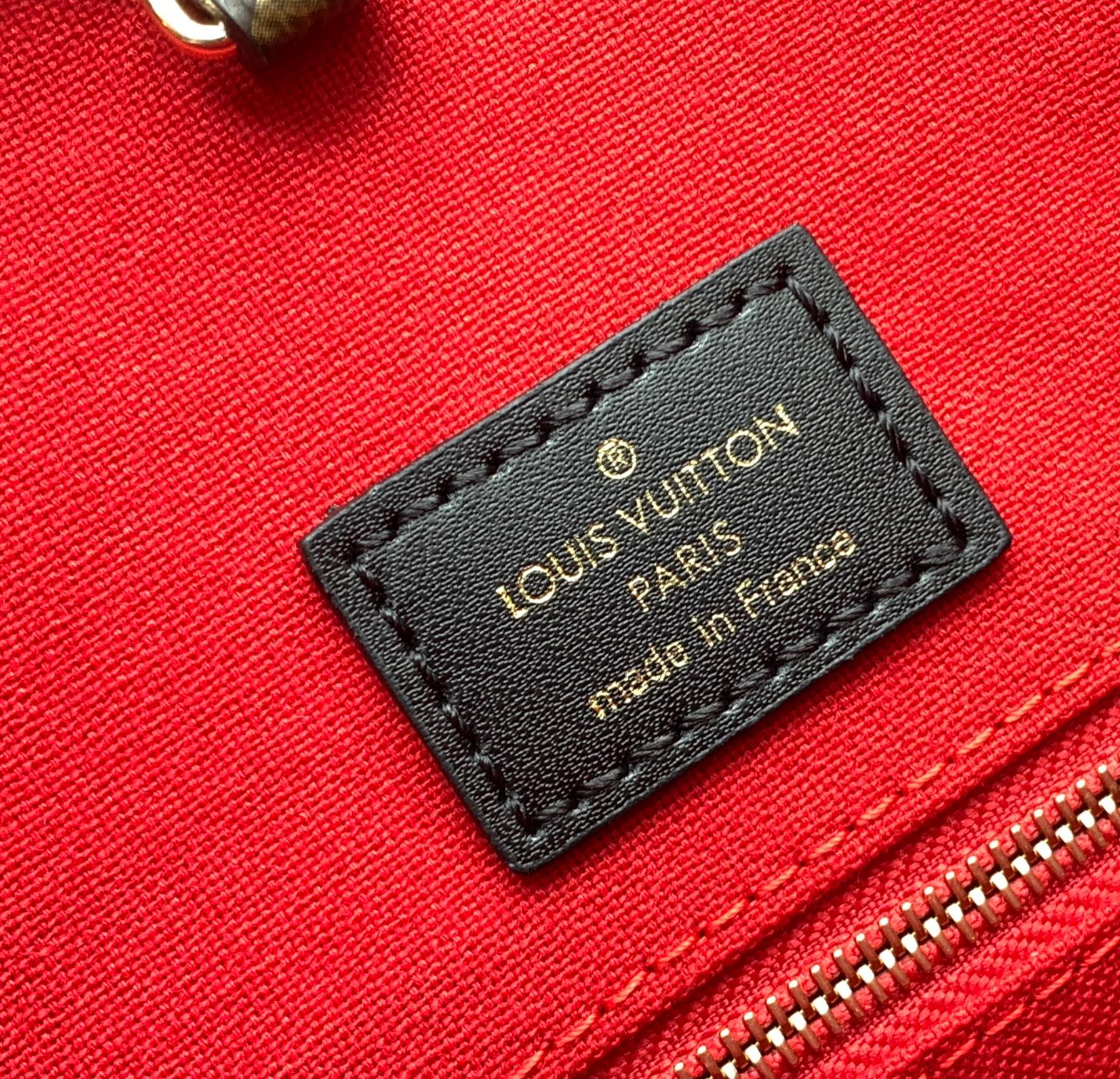 【动态变码芯片 顶级原单加强版】Onthego 中号手袋将经典 Monogram 帆布与 Monogram Reverse 帆布分饰两侧，迥异风尚随心呈现。Toron 双手柄与肩带实现多种背携方式。
型號：M45039
尺寸：35 x 27 x 14 厘米 
(长度 x 高 x 宽)