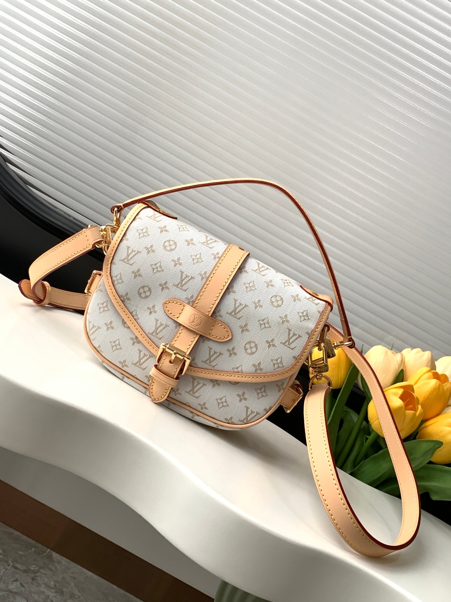NO:185672,【Authentic Dynamic Variable Chip Top Original Single Enhanced Edition】M12327 This Saumur BB handbag is woven in the new Monogram Mini jacquard pattern, with elegant style and classic and contemporary charm. The handbag is made of a timeless saddle shape, embellished with Louis Vuitton's symbolic leather trim and stylish gold metal pieces. The top handle and strap are removable, offering a variety of carrying options. 20 x 16 x 7.5 cm (length x height x width) Y, authentic LV, louis vuitton, louis vuitton19860909【正品级 动态变码芯片 顶级原单加强版】M12327 這款Saumur BB手袋以全新的Monogram Mini提花圖案編織而成,格調優雅,彰顯經典及當代風格魅力.手袋採用雋永的馬鞍造型,綴以路易威登的象徵性皮革飾邊和時尚金色金屬件.頂端手柄和肩帶屬可拆式,提供多種攜帶選擇.20 x 16 x 7.5 厘米 (長度 x 高度 x 闊度) Y,正品级LV,louis vuitton,louis vuitton,Bag
