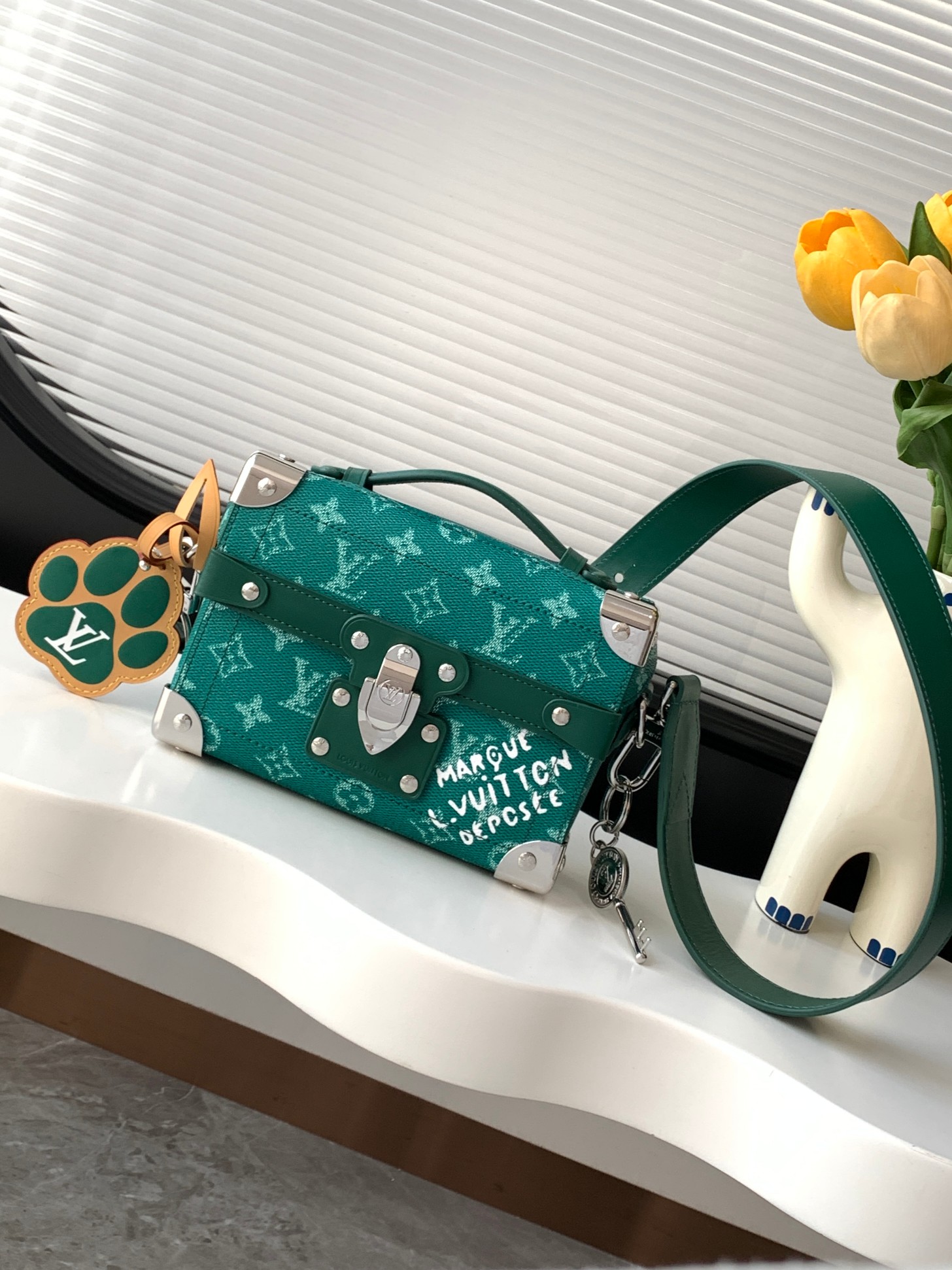 NO:185599,Genuine grade Original leather version [Dynamic variable code chip Top original single enhanced version] M12686 This Soul Trunk handbag is made of Monogram Eclipse canvas, which is soft and close to the compact configuration to achieve comfortable crossbody. Reinforce the corners of the bag, leather details and Tumbler locks indicate the identity of the series. 19 x 15 x 7 cm (length x height x width), Genuine grade LV, manolo blahnik, christian louboutin, louis vuitton19860909正品级 原厂皮版本【动态变码芯片 顶级原单加强版】 M12686 本款 Soul Trunk 手袋取材 Monogram Eclipse 帆布,以柔软贴身的紧凑构型实现舒适斜挎.加固包角、皮革细节和 Tumbler 锁扣点明系列身份.19 x 15 x 7厘米(长度 x 高 x 宽),正品级LV,manolo blahnik,christian louboutin,louis vuitton,Bag