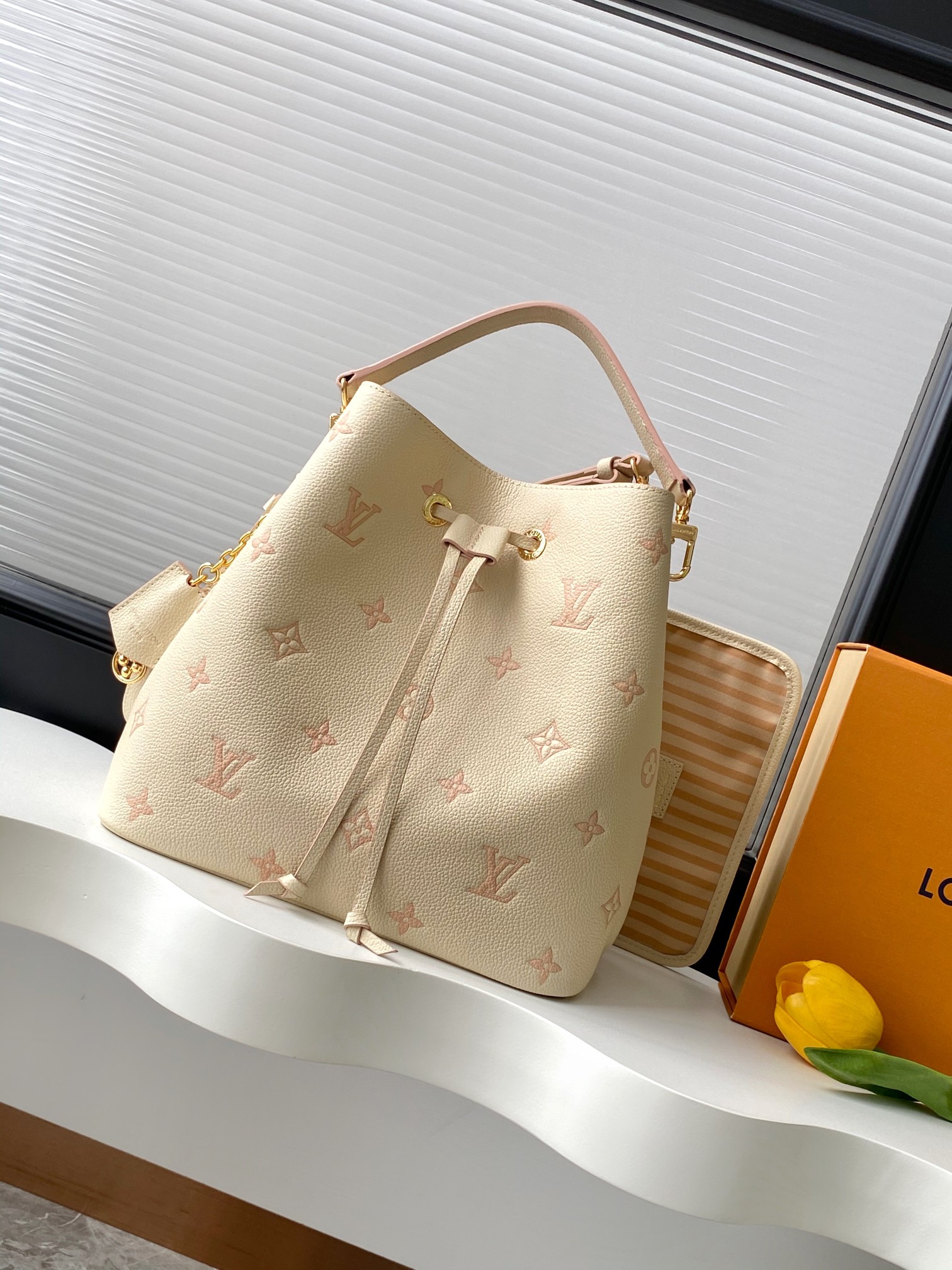 【动态163c芯片 顶级原单加强版】M14401
本款 NéoNoé 中号手袋以经典 Monogram Empreinte 皮革演绎同色美学,借耀目链条装饰释放当季新意。齐整内里设有多重隔层,可拆卸收纳袋方便存放随身小物。
26 x 17.5 x 26 厘米
(高 x 宽 x 长度)
压纹粒面牛皮革
牛皮革饰边
条纹织物内衬
金属件
抽绳开合
可拆卸链条装饰
可拆卸收纳袋
隔层
大号中央拉链内袋
可收纳智能手机、Victorine 短款钱夹、耳机、纸巾、口红和钥匙
肩带:可拆卸,可调节
包带半长:33.0 厘米
包带半长可调至:56.0 厘米
手柄:单手柄,可拆卸