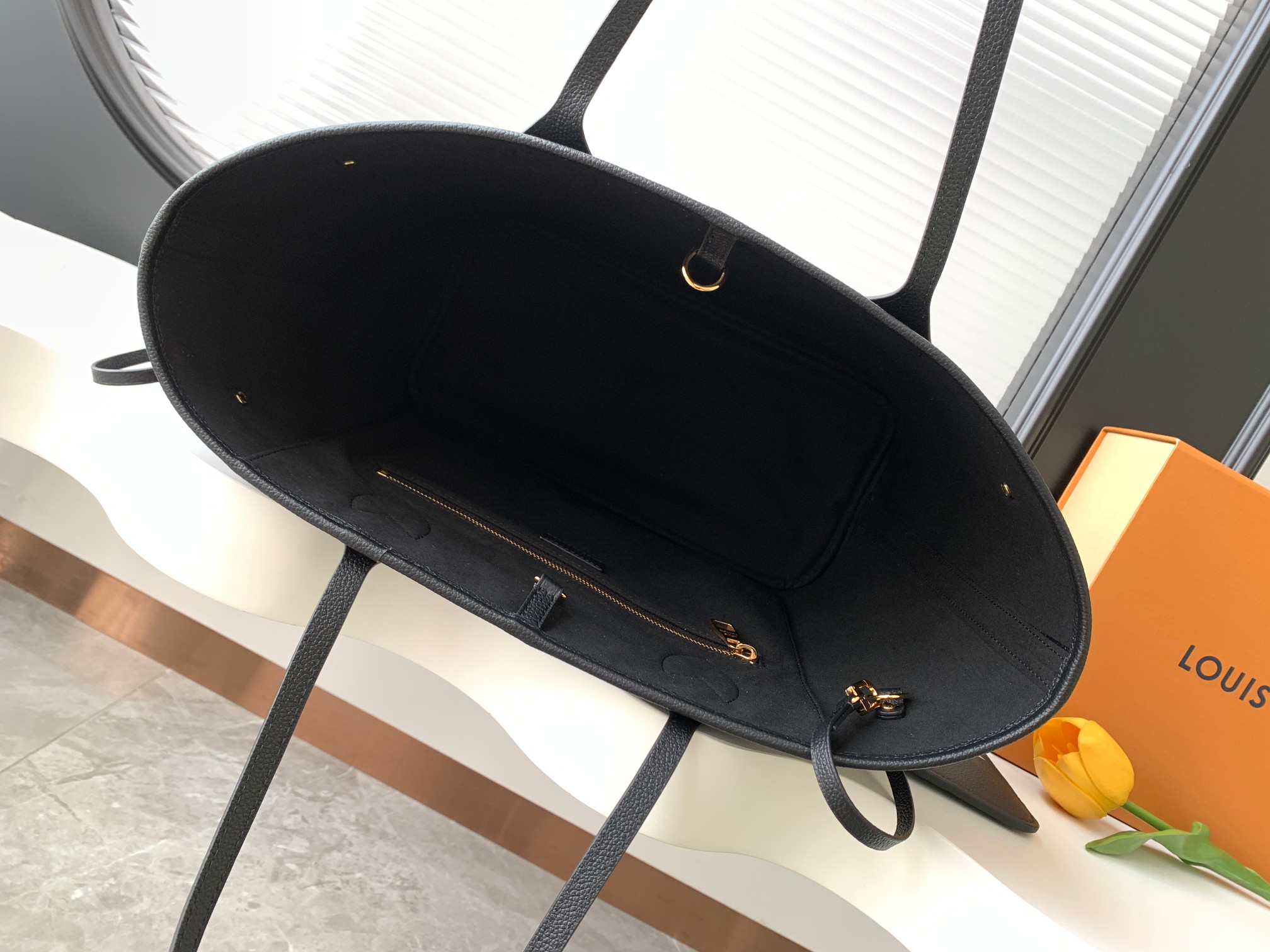 P600【动态163c芯片 顶级原单加强版】
M14319奶杏色M13758芋灰色
M47143蓝M46482雾霾蓝M46599枣红
M45685黑色 M45684米白 M45686灰色
M46516香草 M46514蓝色渐变
M46329裸粉 M45686杏色印花
M46135棕色 M14210樱花粉
Neverfull中号购物袋!重新设计的内袋采用了清新的织物内衬和灵感源自档案馆的复古细节,最值得称道的莫过于可脱卸式拉链手包,它既可单独作为一只精致手拿包使用,亦可作为额外的口袋。32x29x17cm
