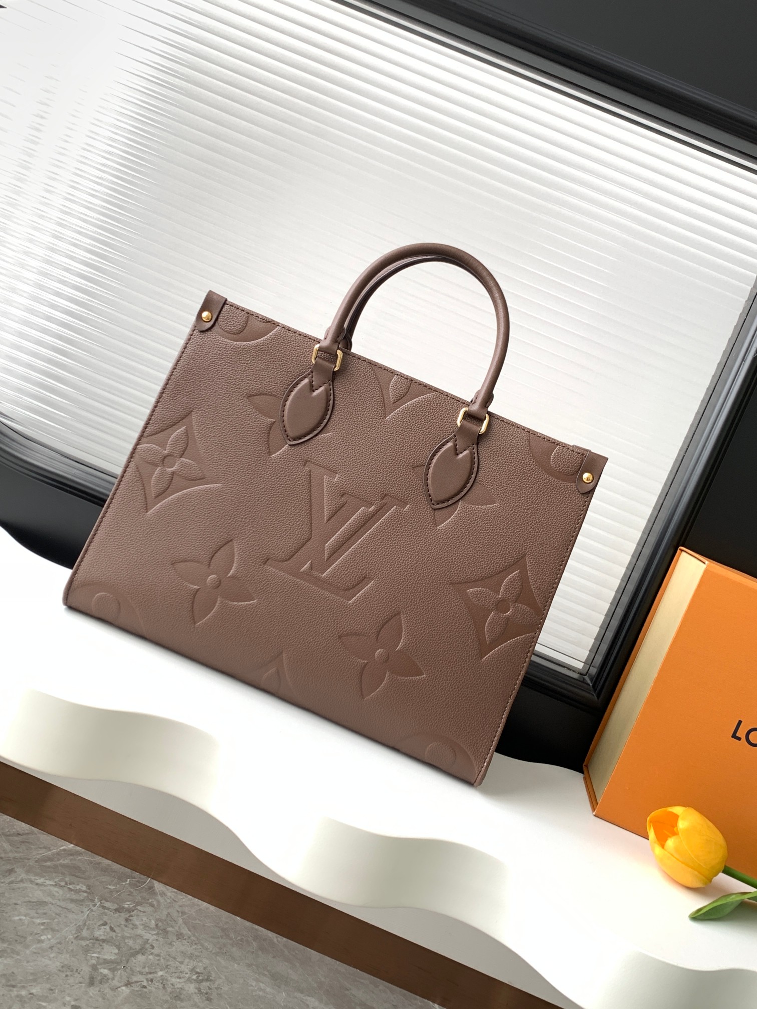 P540【动态变码芯片 顶级原单加强版】LouisVuitton✨✨✨M45494✨M45495✨M12967巧克力色ONTHEGO 中号手袋✨ 本款 OnTheGo 中号 Tote 包将 Monogram 图案先印染后压印于柔软粒面牛皮✨其充裕内里可容纳笔记本电脑及其他办公用品✨长短手柄便于手提或肩背✨压纹粒面牛皮✨粒面牛皮饰边✨超细纤维内衬✨金属件✨拉链内贴袋✨双内袋✨手柄：双手柄✨尺寸:34.0 x 26.0 x 13.0 厘米(长 x 高 x 宽)✨