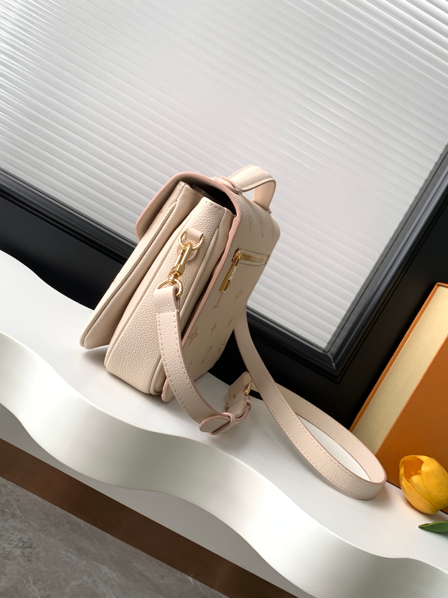 动态163c芯片 顶级原单加强版】M14977奶白 顶级原单【独家背景实拍】本款Pochette Metis MM 展示了 House更新的 Monogram Empreinte 皮革,带有色调轮廓,是别致的日常选择。它用金色五金件精炼,包括标志性的S型锁,打开后露出优雅的条纹衬里,有三个隔间存放必需品。斜挎、肩背或手提。 25x19x 7厘米 (长×高x宽) * 伊甸园 * 压花粒面牛皮 * 牛皮皮革装饰 * 条纹纺织衬里 * 金色硬件 * S-锁闭合 * 外侧拉链口袋 * 3个内部隔间 * 适合:智能手机 * 适合:智能手机、Sarah长钱包、耳机、钥匙、口红、纸巾、太阳镜 * 带子:可拆卸,可调节 * 表带下降:48cm * 最大表带下降:55cm * 手柄:单手柄