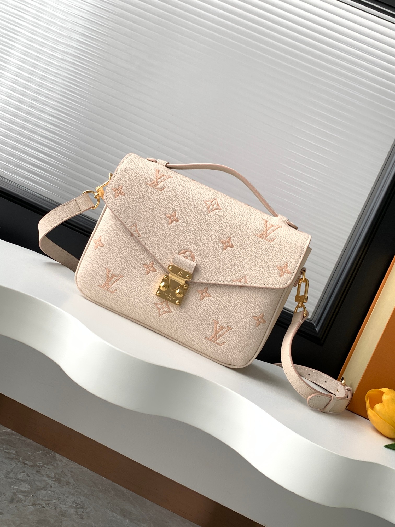 动态163c芯片 顶级原单加强版】M14977奶白 顶级原单【独家背景实拍】本款Pochette Metis MM 展示了 House更新的 Monogram Empreinte 皮革,带有色调轮廓,是别致的日常选择。它用金色五金件精炼,包括标志性的S型锁,打开后露出优雅的条纹衬里,有三个隔间存放必需品。斜挎、肩背或手提。 25x19x 7厘米 (长×高x宽) * 伊甸园 * 压花粒面牛皮 * 牛皮皮革装饰 * 条纹纺织衬里 * 金色硬件 * S-锁闭合 * 外侧拉链口袋 * 3个内部隔间 * 适合:智能手机 * 适合:智能手机、Sarah长钱包、耳机、钥匙、口红、纸巾、太阳镜 * 带子:可拆卸,可调节 * 表带下降:48cm * 最大表带下降:55cm * 手柄:单手柄