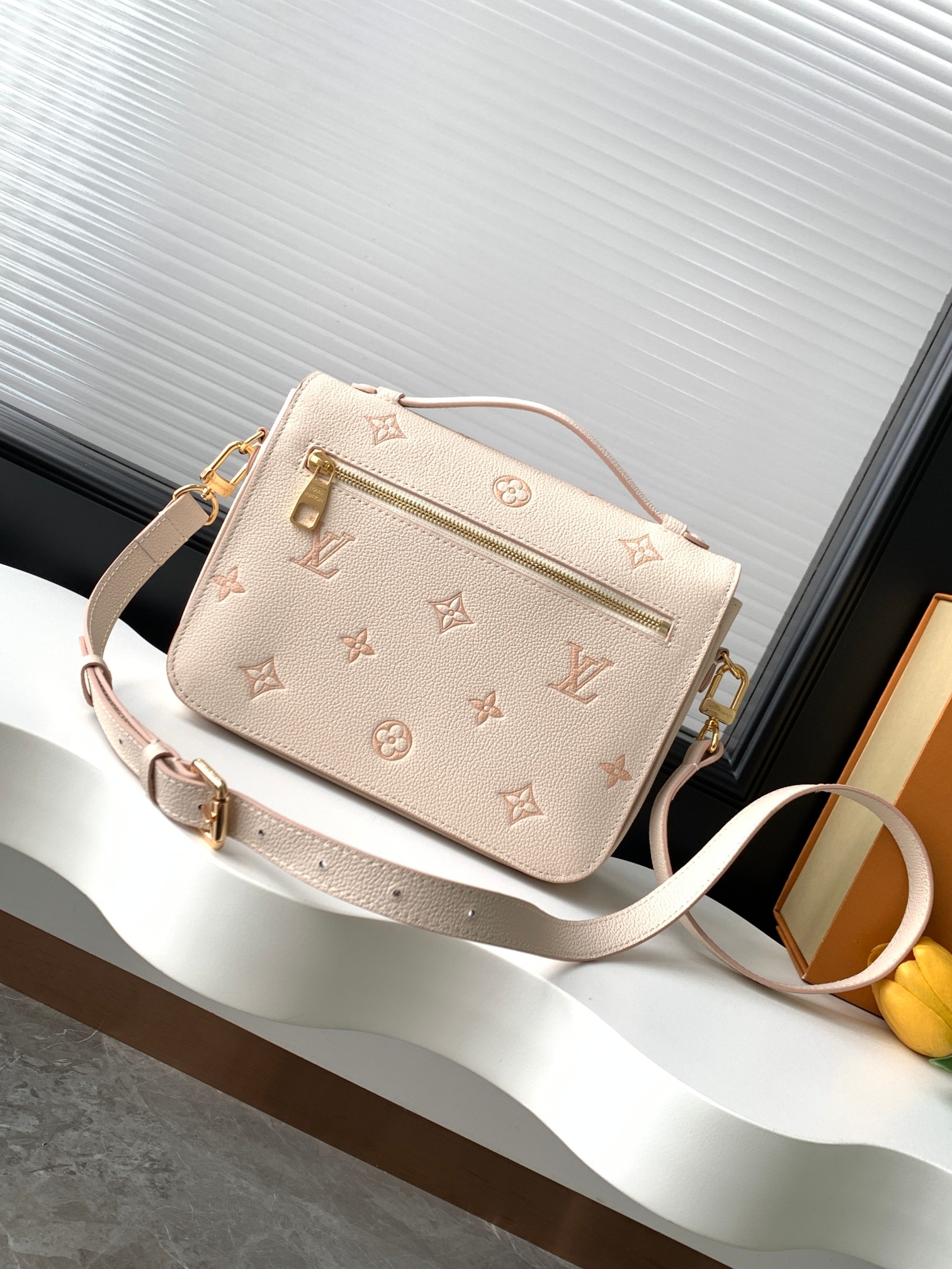 动态163c芯片 顶级原单加强版】M14977奶白 顶级原单【独家背景实拍】本款Pochette Metis MM 展示了 House更新的 Monogram Empreinte 皮革,带有色调轮廓,是别致的日常选择。它用金色五金件精炼,包括标志性的S型锁,打开后露出优雅的条纹衬里,有三个隔间存放必需品。斜挎、肩背或手提。 25x19x 7厘米 (长×高x宽) * 伊甸园 * 压花粒面牛皮 * 牛皮皮革装饰 * 条纹纺织衬里 * 金色硬件 * S-锁闭合 * 外侧拉链口袋 * 3个内部隔间 * 适合:智能手机 * 适合:智能手机、Sarah长钱包、耳机、钥匙、口红、纸巾、太阳镜 * 带子:可拆卸,可调节 * 表带下降:48cm * 最大表带下降:55cm * 手柄:单手柄