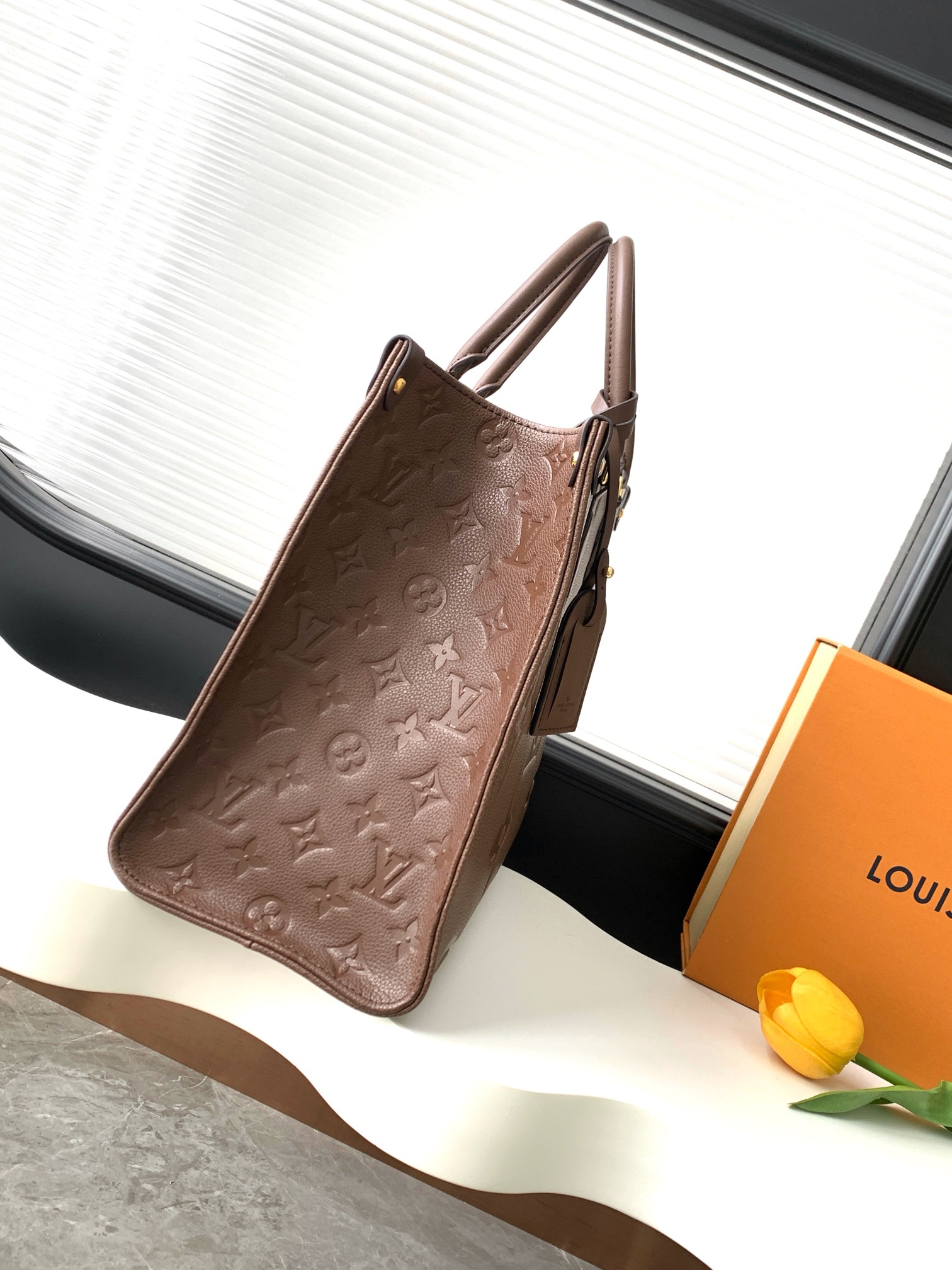 P540【动态变码芯片 顶级原单加强版】LouisVuitton✨✨✨M45494✨M45495✨M12967巧克力色ONTHEGO 中号手袋✨ 本款 OnTheGo 中号 Tote 包将 Monogram 图案先印染后压印于柔软粒面牛皮✨其充裕内里可容纳笔记本电脑及其他办公用品✨长短手柄便于手提或肩背✨压纹粒面牛皮✨粒面牛皮饰边✨超细纤维内衬✨金属件✨拉链内贴袋✨双内袋✨手柄：双手柄✨尺寸:34.0 x 26.0 x 13.0 厘米(长 x 高 x 宽)✨