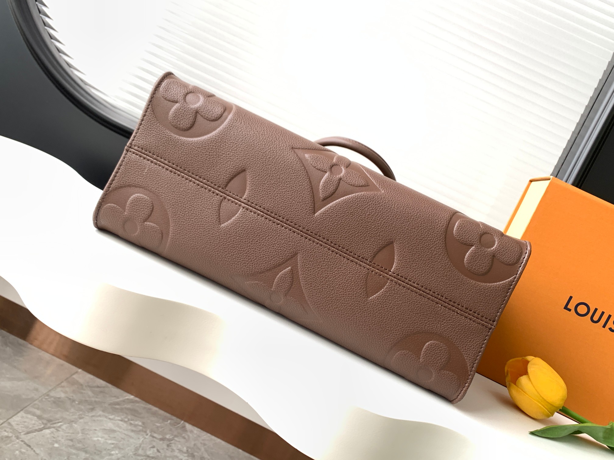 P540【动态变码芯片 顶级原单加强版】LouisVuitton✨✨✨M45494✨M45495✨M12967巧克力色ONTHEGO 中号手袋✨ 本款 OnTheGo 中号 Tote 包将 Monogram 图案先印染后压印于柔软粒面牛皮✨其充裕内里可容纳笔记本电脑及其他办公用品✨长短手柄便于手提或肩背✨压纹粒面牛皮✨粒面牛皮饰边✨超细纤维内衬✨金属件✨拉链内贴袋✨双内袋✨手柄：双手柄✨尺寸:34.0 x 26.0 x 13.0 厘米(长 x 高 x 宽)✨
