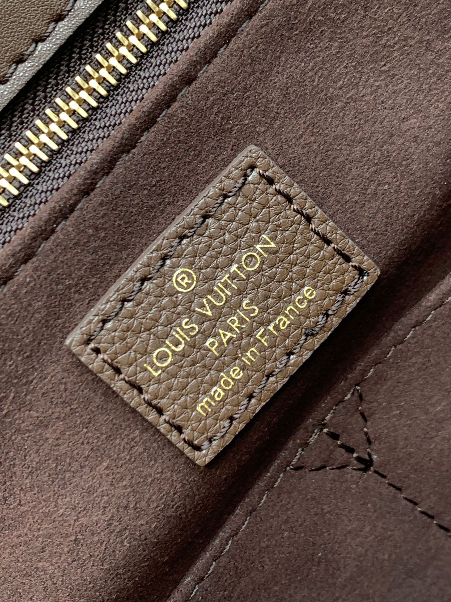 P540【动态变码芯片 顶级原单加强版】LouisVuitton✨✨✨M45494✨M45495✨M12967巧克力色ONTHEGO 中号手袋✨ 本款 OnTheGo 中号 Tote 包将 Monogram 图案先印染后压印于柔软粒面牛皮✨其充裕内里可容纳笔记本电脑及其他办公用品✨长短手柄便于手提或肩背✨压纹粒面牛皮✨粒面牛皮饰边✨超细纤维内衬✨金属件✨拉链内贴袋✨双内袋✨手柄：双手柄✨尺寸:34.0 x 26.0 x 13.0 厘米(长 x 高 x 宽)✨