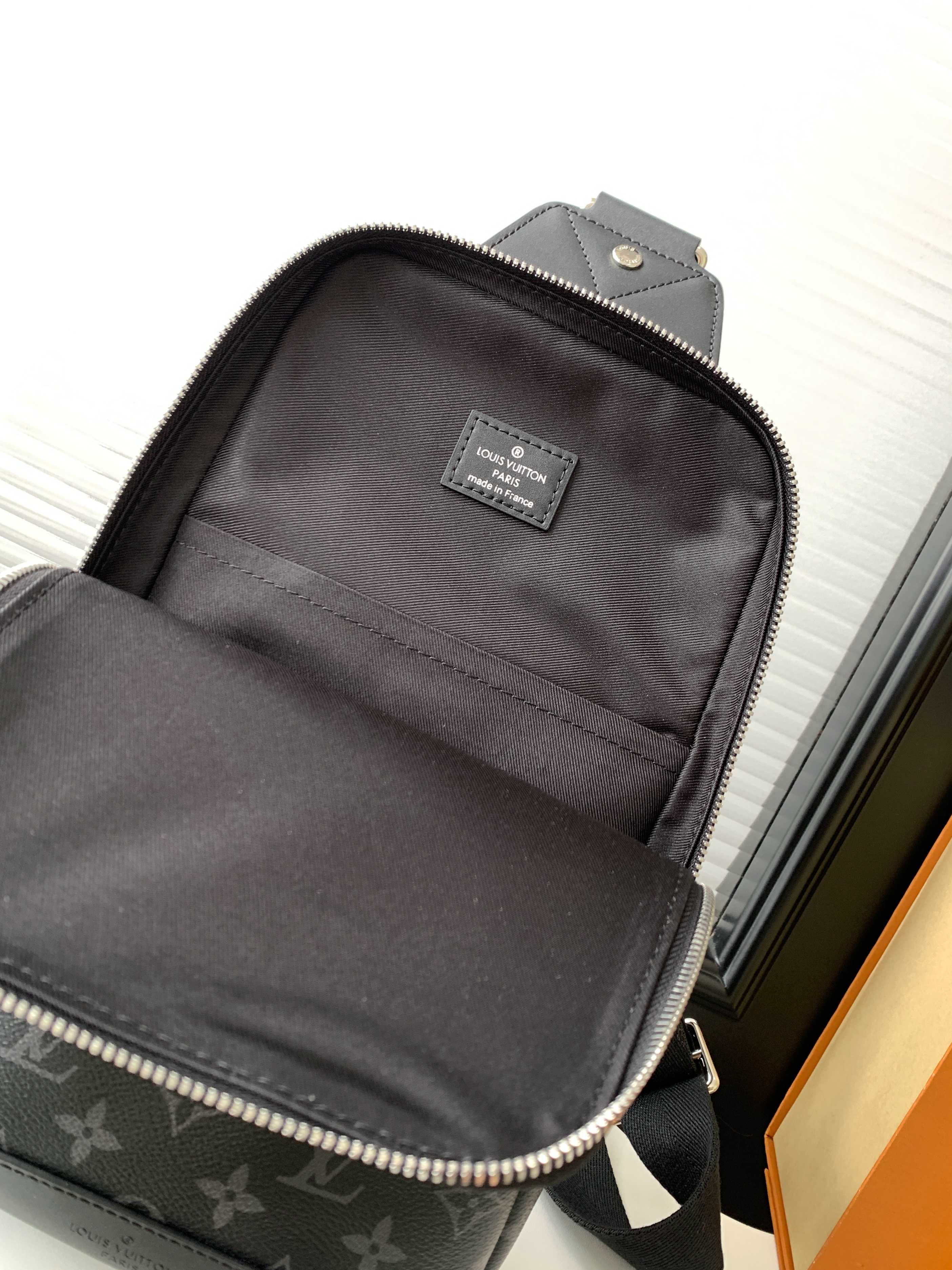 P340【动态163c芯片 顶级原单加强版】 N41719黑花 顶级原单 变码芯片 胸包系列 AVENUE 单肩包 此款Damier Graphite帆布面料的单肩包是都市生活的完美伴侣：小巧而时髦，展现休闲而不羁的态度。“智能”肩带设计，适合左肩或右肩背携。改善背携舒适度的造型设计；双拉链开合设计，确保贵重物品安放无虞。尺寸：20x31x10cm