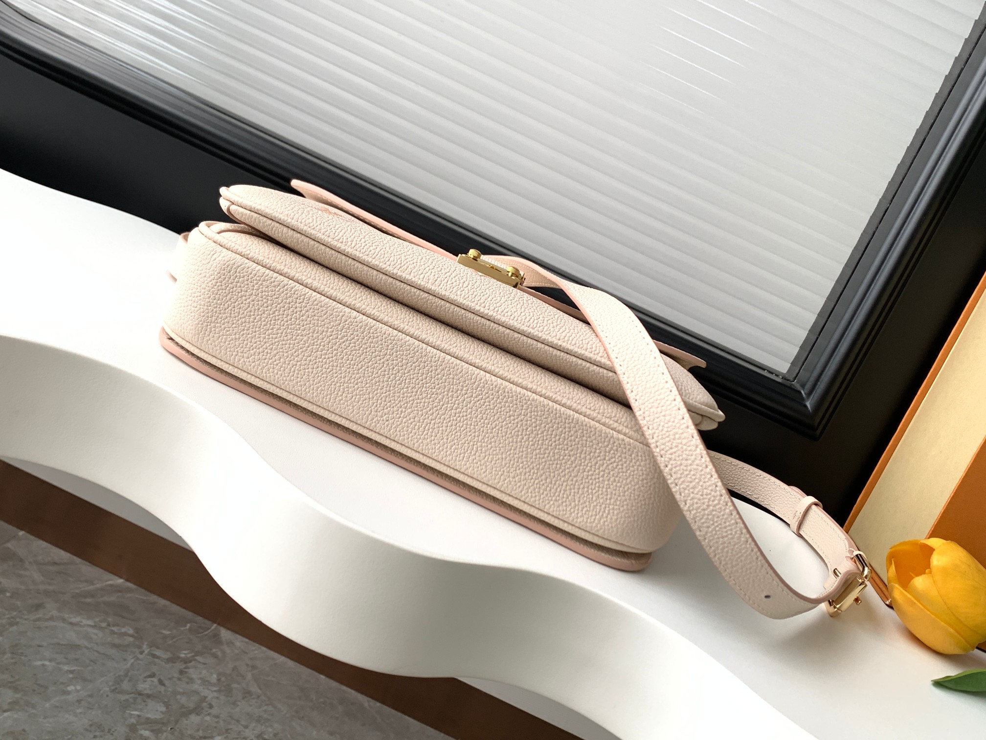 动态163c芯片 顶级原单加强版】M14977奶白 顶级原单【独家背景实拍】本款Pochette Metis MM 展示了 House更新的 Monogram Empreinte 皮革,带有色调轮廓,是别致的日常选择。它用金色五金件精炼,包括标志性的S型锁,打开后露出优雅的条纹衬里,有三个隔间存放必需品。斜挎、肩背或手提。 25x19x 7厘米 (长×高x宽) * 伊甸园 * 压花粒面牛皮 * 牛皮皮革装饰 * 条纹纺织衬里 * 金色硬件 * S-锁闭合 * 外侧拉链口袋 * 3个内部隔间 * 适合:智能手机 * 适合:智能手机、Sarah长钱包、耳机、钥匙、口红、纸巾、太阳镜 * 带子:可拆卸,可调节 * 表带下降:48cm * 最大表带下降:55cm * 手柄:单手柄