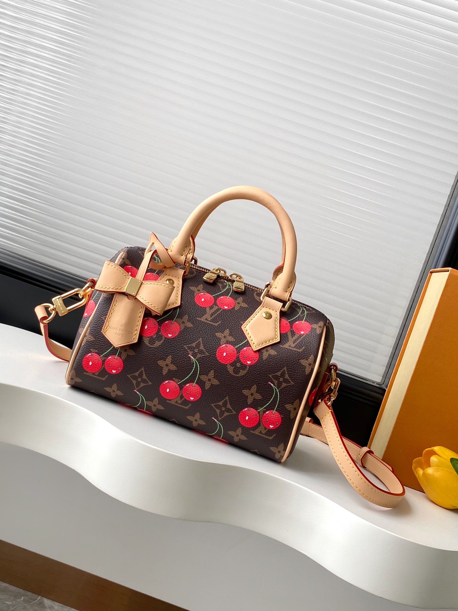 动态163c芯片 顶级原单加强版】M13094樱桃 本款 Speedy Bandouli&egrave;re 手袋取材经典 Monogram 涂层帆布，以路易威登 x 村上隆复刻系列的甜美樱桃图案点亮潮流姿彩。考究皮革构筑 Toron 顶部手柄、可拆卸肩带和 LV x TM 钥匙包，精巧尺寸可轻松容纳手机和长款钱夹等日常所需。13.
