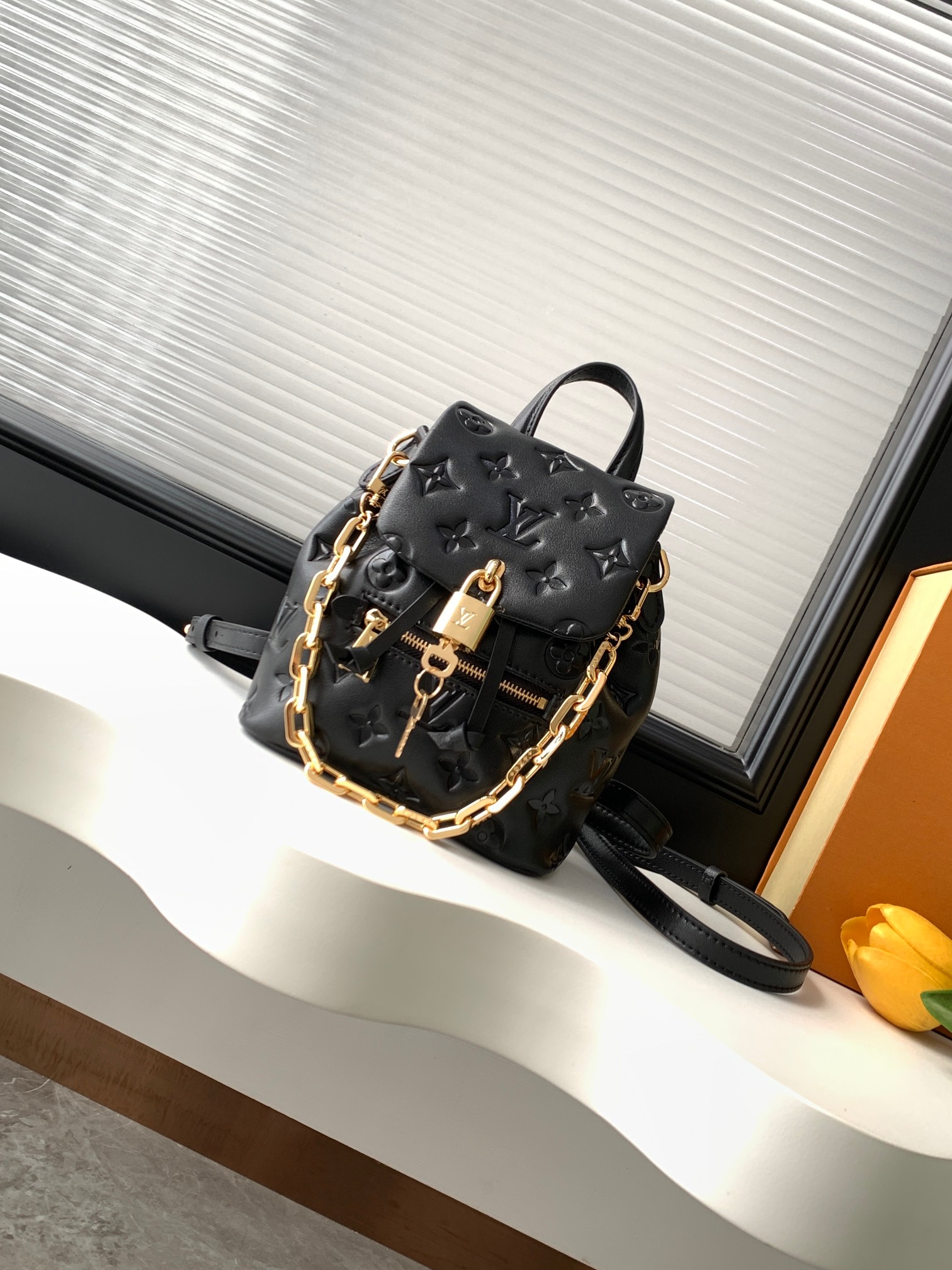 【动态163c芯片 顶级原单加强版】M13387黑色小号 M13357黑色大号 Coussin Backpack 迷你手袋以 Monogram 皮革塑造轻便构型,搭配可拆卸 Coussin 链条.工致金属 LV 挂锁确保日常所需安全无虞,双肩背、单肩背或手提皆宜. 21.0 x 26.0 x 10.0 厘米 (长 x 高 x 宽) 15.0 x 20.0 x 7.5 厘米 (长 x 高 x 宽 羊皮革 牛皮革饰边 织物内衬 金属件 磁扣开合 拉链外袋 挂锁 可收纳智能手机、钥匙、Victorine 钱夹和耳机 肩带:可拆卸,可调节 包带半长:30.0 厘米 包带半长可调至:37.0 厘米 链条:可拆卸 链条半长:17.0 厘米 手柄:单手柄