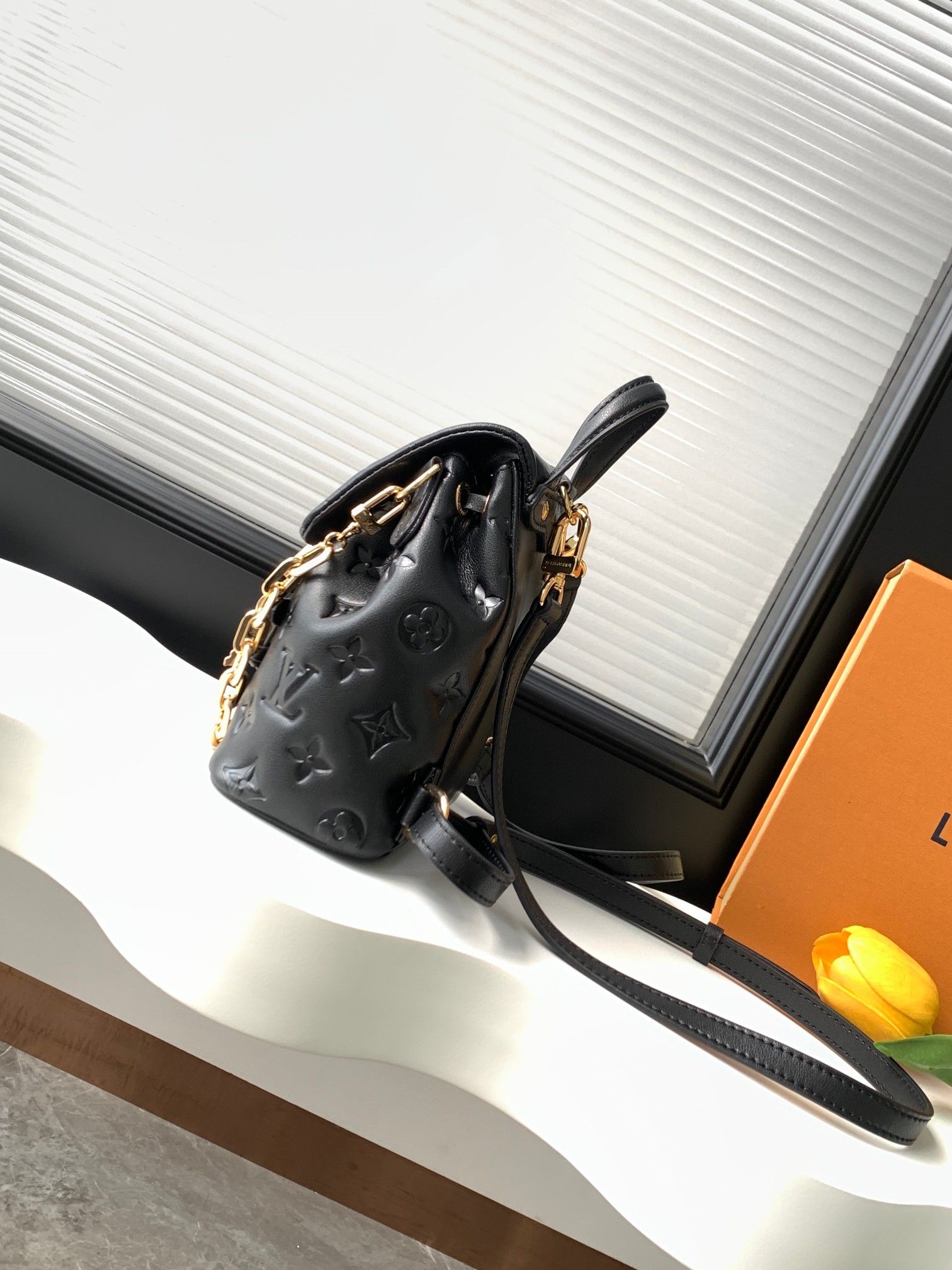 【动态163c芯片 顶级原单加强版】M13387黑色小号 M13357黑色大号 Coussin Backpack 迷你手袋以 Monogram 皮革塑造轻便构型,搭配可拆卸 Coussin 链条.工致金属 LV 挂锁确保日常所需安全无虞,双肩背、单肩背或手提皆宜. 21.0 x 26.0 x 10.0 厘米 (长 x 高 x 宽) 15.0 x 20.0 x 7.5 厘米 (长 x 高 x 宽 羊皮革 牛皮革饰边 织物内衬 金属件 磁扣开合 拉链外袋 挂锁 可收纳智能手机、钥匙、Victorine 钱夹和耳机 肩带:可拆卸,可调节 包带半长:30.0 厘米 包带半长可调至:37.0 厘米 链条:可拆卸 链条半长:17.0 厘米 手柄:单手柄