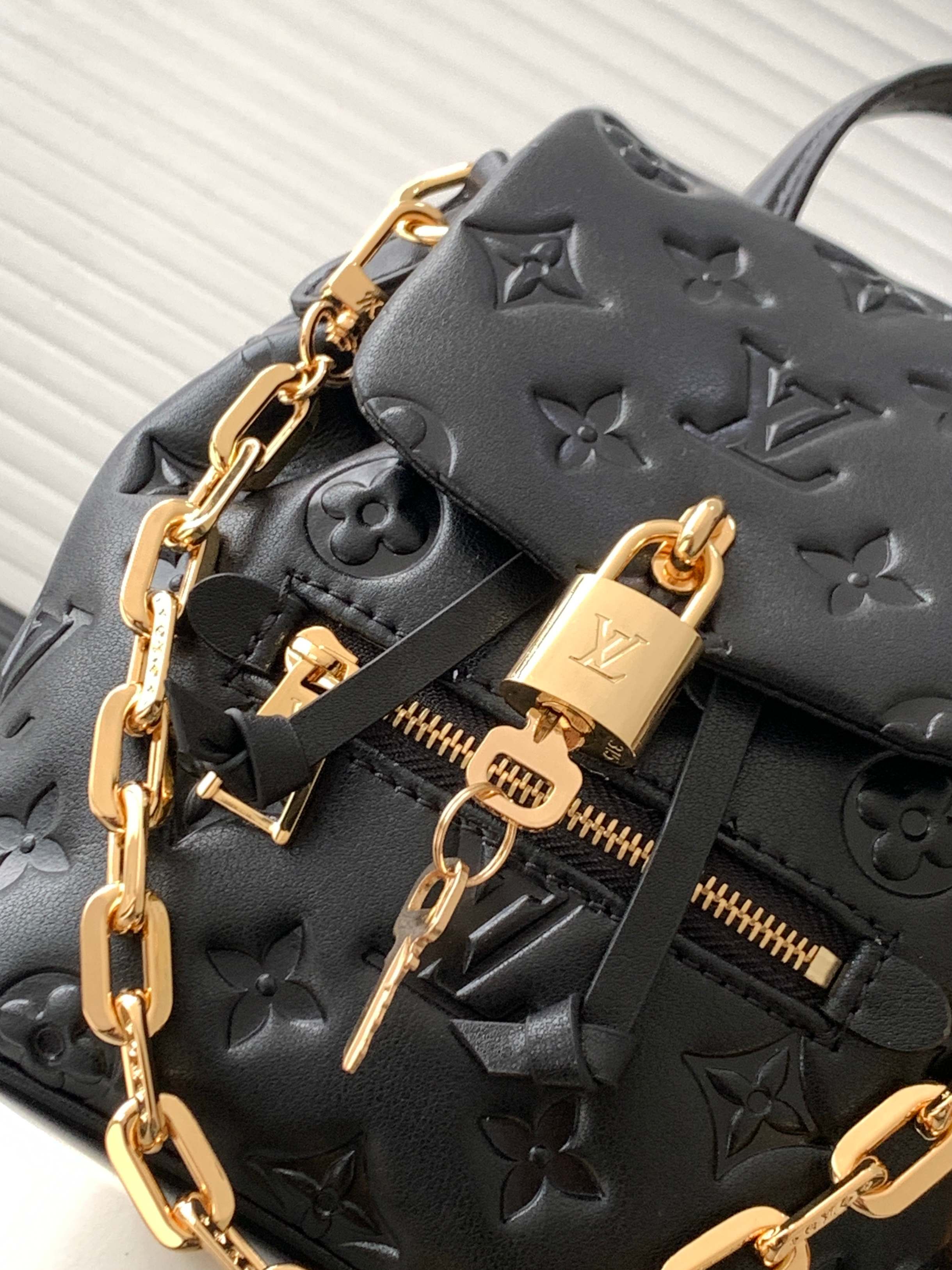【动态163c芯片 顶级原单加强版】M13387黑色小号 M13357黑色大号 Coussin Backpack 迷你手袋以 Monogram 皮革塑造轻便构型,搭配可拆卸 Coussin 链条.工致金属 LV 挂锁确保日常所需安全无虞,双肩背、单肩背或手提皆宜. 21.0 x 26.0 x 10.0 厘米 (长 x 高 x 宽) 15.0 x 20.0 x 7.5 厘米 (长 x 高 x 宽 羊皮革 牛皮革饰边 织物内衬 金属件 磁扣开合 拉链外袋 挂锁 可收纳智能手机、钥匙、Victorine 钱夹和耳机 肩带:可拆卸,可调节 包带半长:30.0 厘米 包带半长可调至:37.0 厘米 链条:可拆卸 链条半长:17.0 厘米 手柄:单手柄