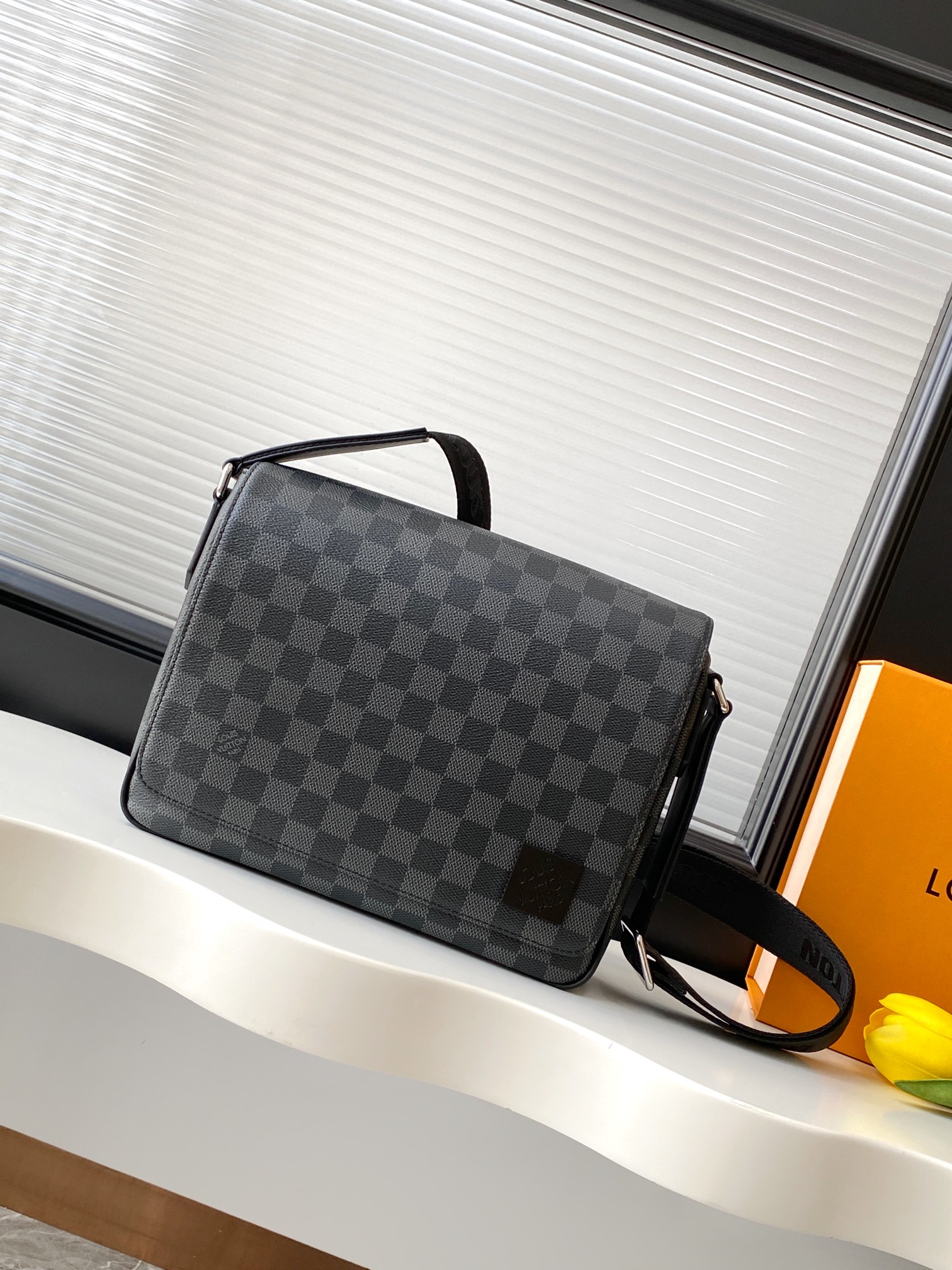 【动态163c芯片 顶级原单加强版】M42710黑格 本款 District 小号邮差包较前序版本更为方正紧凑,以 Damier Graphite 涂层帆布强化经典轮廓和细致比例。拉链外袋和内袋令物品井然有序,路易威登标识肩带可调节长度。26.0 x 20.0 x 7.0 厘米 (长 x 高 x 宽)
• Damier Graphite 涂层帆布
• 牛皮革饰边
• 织物内衬
• 金属件
• 磁扣翻盖
• 拉链后袋
• 内贴袋
• 前内袋
• 肩带:不可拆卸,可调节
• 包带半长:31.0 厘米
• 包带半长可调至:62.0 厘米