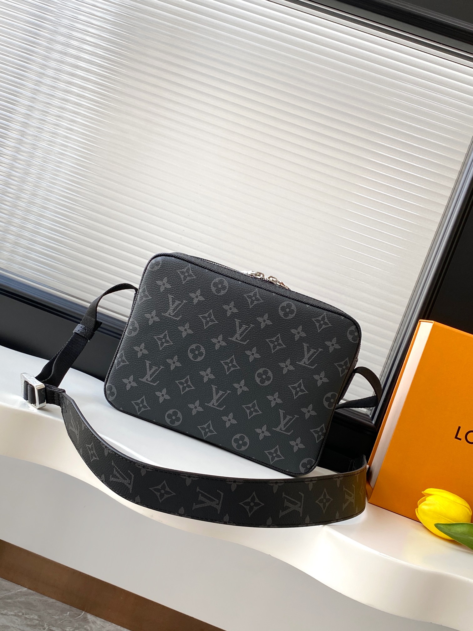 【动态163c芯片 顶级原单加强版】M30233黑花 👏👏路易威登以 Taïga 皮革与 Monogram 帆布的交融迎接 2019 年春夏,为 Outdoor 邮差包的大胆设计涂抹和谐色彩。正面的银色拉链与金属件绘上精致细节,可调节肩带打造轻松背携体验。Taïga 牛皮和 Monogram Eclipse 涂层帆布一牛皮饰边一织物内衬一金属件一中央拉链隔层一拉链前袋一内贴袋一不可拆卸,可调节肩带!!型號:M30233;尺寸:29.5x20x10.5CM