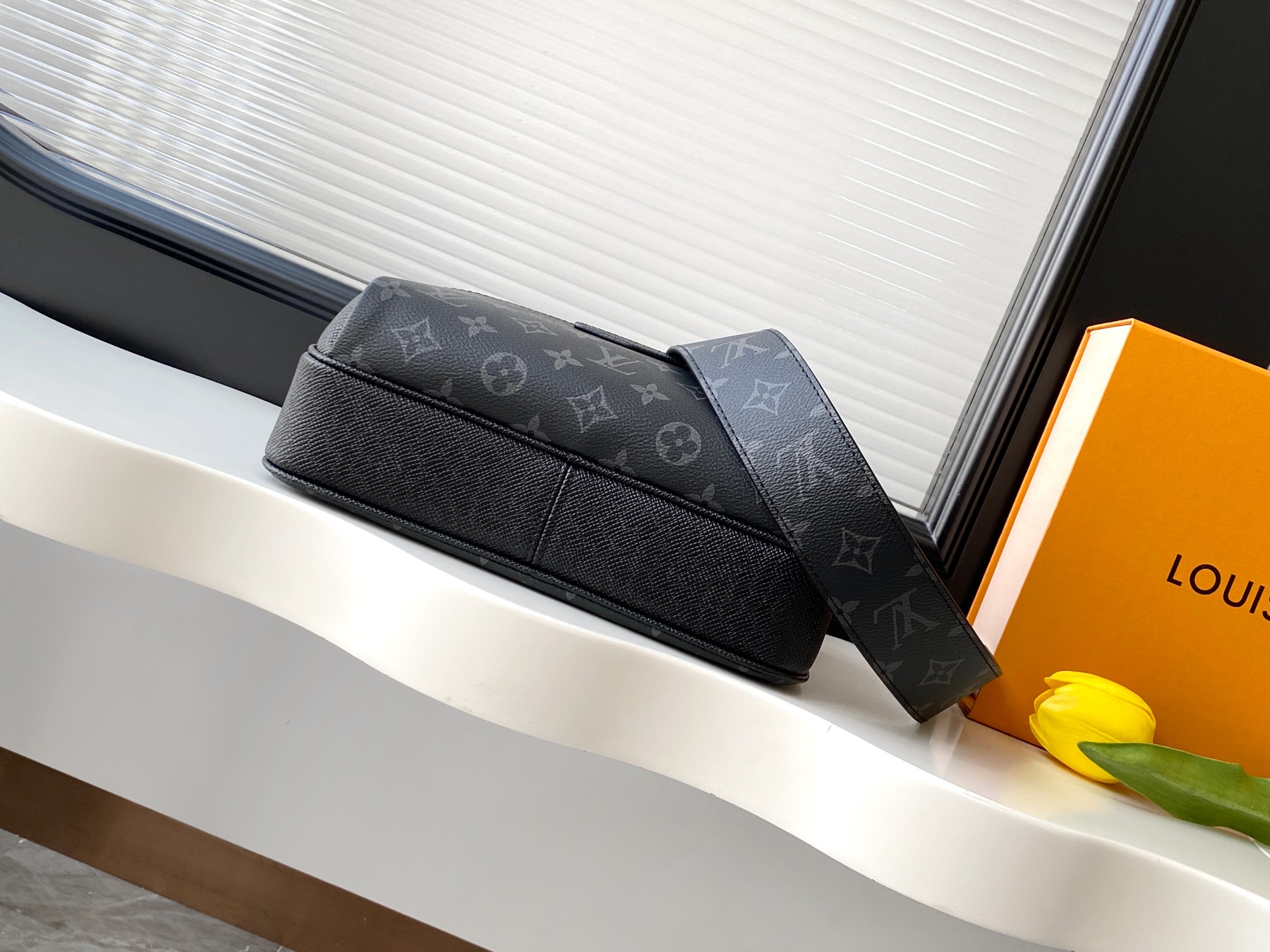 【动态163c芯片 顶级原单加强版】M30233黑花 👏👏路易威登以 Taïga 皮革与 Monogram 帆布的交融迎接 2019 年春夏,为 Outdoor 邮差包的大胆设计涂抹和谐色彩。正面的银色拉链与金属件绘上精致细节,可调节肩带打造轻松背携体验。Taïga 牛皮和 Monogram Eclipse 涂层帆布一牛皮饰边一织物内衬一金属件一中央拉链隔层一拉链前袋一内贴袋一不可拆卸,可调节肩带!!型號:M30233;尺寸:29.5x20x10.5CM