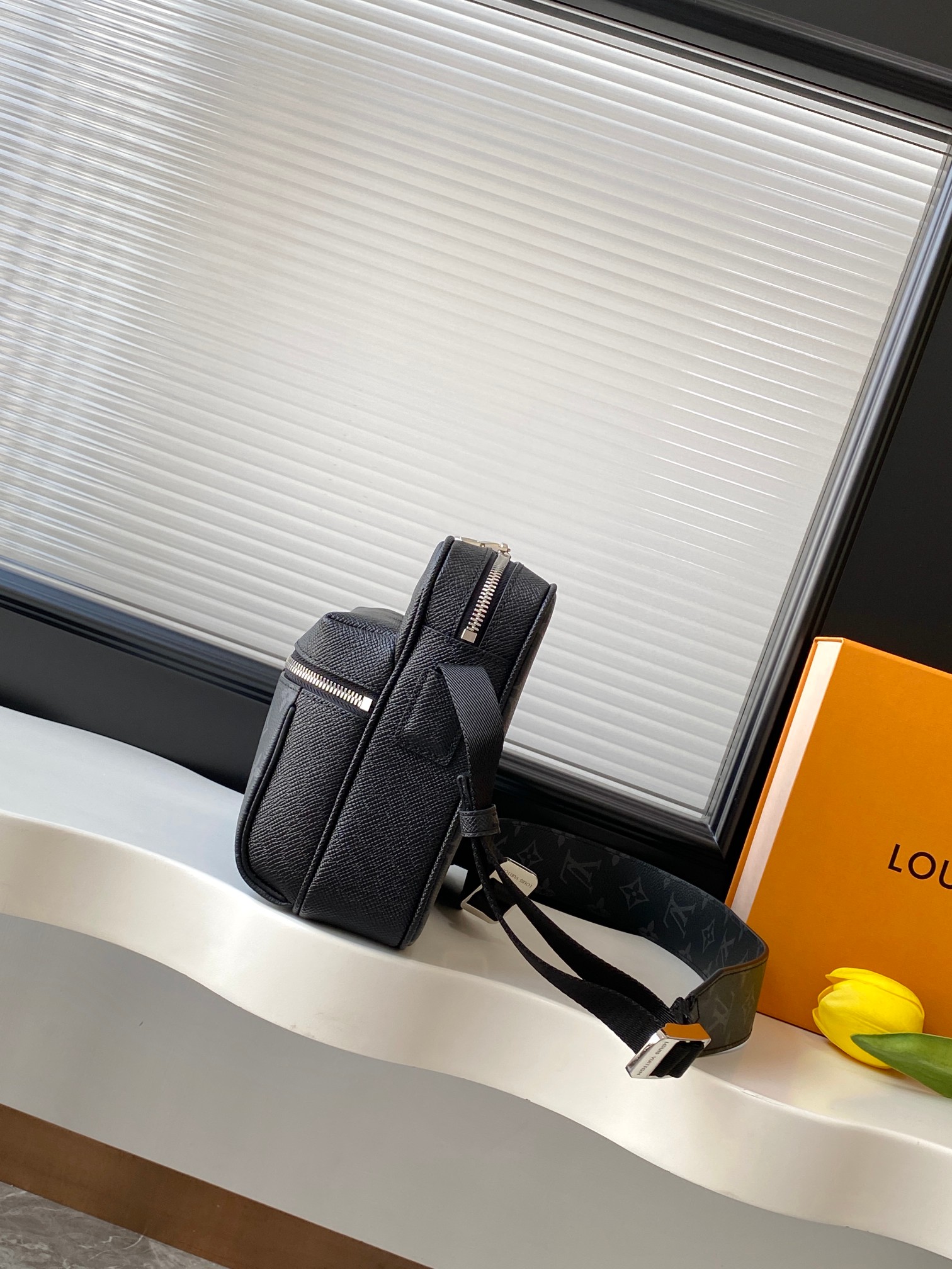 【动态163c芯片 顶级原单加强版】M30233黑花 👏👏路易威登以 Taïga 皮革与 Monogram 帆布的交融迎接 2019 年春夏,为 Outdoor 邮差包的大胆设计涂抹和谐色彩。正面的银色拉链与金属件绘上精致细节,可调节肩带打造轻松背携体验。Taïga 牛皮和 Monogram Eclipse 涂层帆布一牛皮饰边一织物内衬一金属件一中央拉链隔层一拉链前袋一内贴袋一不可拆卸,可调节肩带!!型號:M30233;尺寸:29.5x20x10.5CM