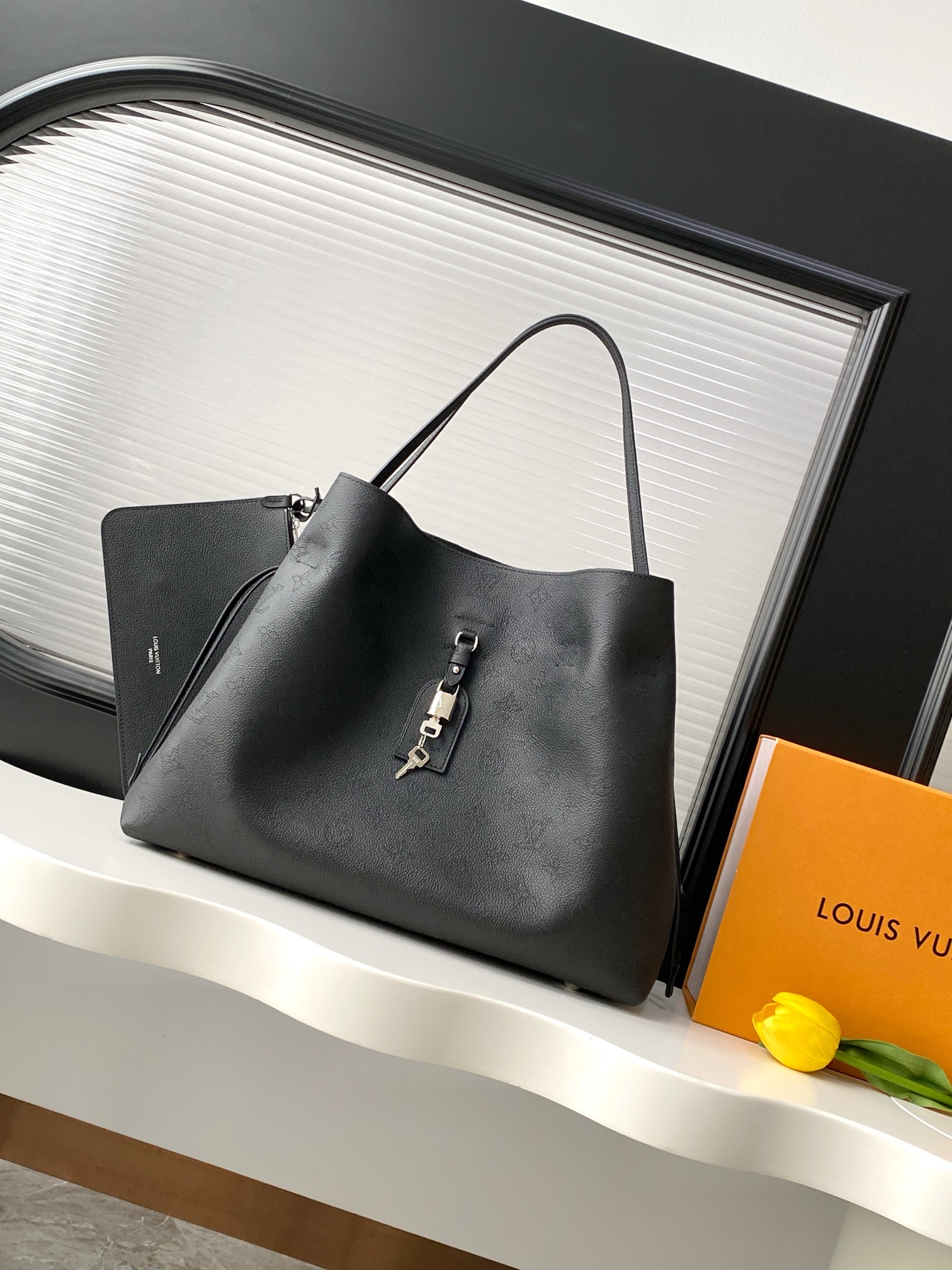 【动态163c芯片 顶级原单加强版】M13179黑色 M13180灰色 Mahina系列欢迎Boundless手袋——一款多功能的日常设计.它由House标志性的穿孔马希娜皮革制成,足够宽敞,可以存放笔记本电脑和平板电脑等必需品.这款肩扛式配有可拆卸拉链袋,并装饰有银色调的硬件,以实现精致的外观. 16.9 x 13.2 x 6.7英寸 (长x高x宽) 黑色 穿孔马希娜小牛皮皮革 小牛皮皮革装饰 超细纤维内衬 银色调的硬件 磁性封闭 皮革拉绳 可在拉链袋内取出 适用范围:15英寸笔记本电脑、13英寸平板电脑、智能手机、Zippy钱包 手柄:双面 此处指的是法国、西班牙、意大利或美国制造的产品. 阅读更少