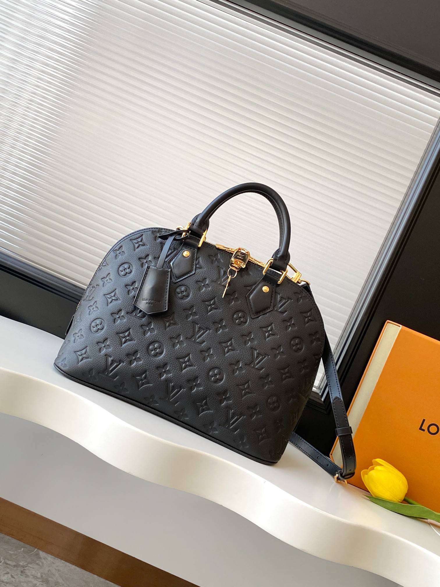P500 [Dynamic 163c01 chip top pedido original versión mejorada] M26489 negro en relieve Este bolso Alma PM utiliza cuer…