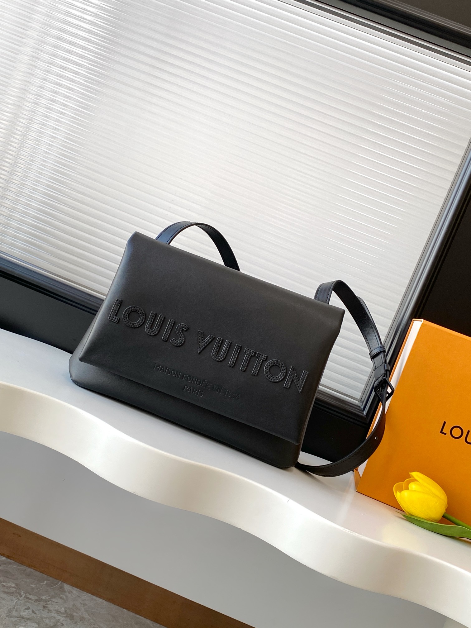 P390 [Dynamic 163c01 chip top pedido original versión mejorada] M12988 negro Este bolso Shopper mediano se inspira en l…