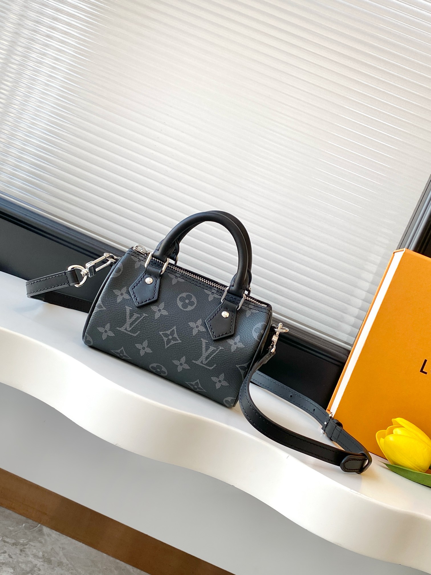 P260 [versión mejorada original con tapa de chip Dynamic 163c] M26573 Este bolso Nano Speedy está hecho de lona para cr…