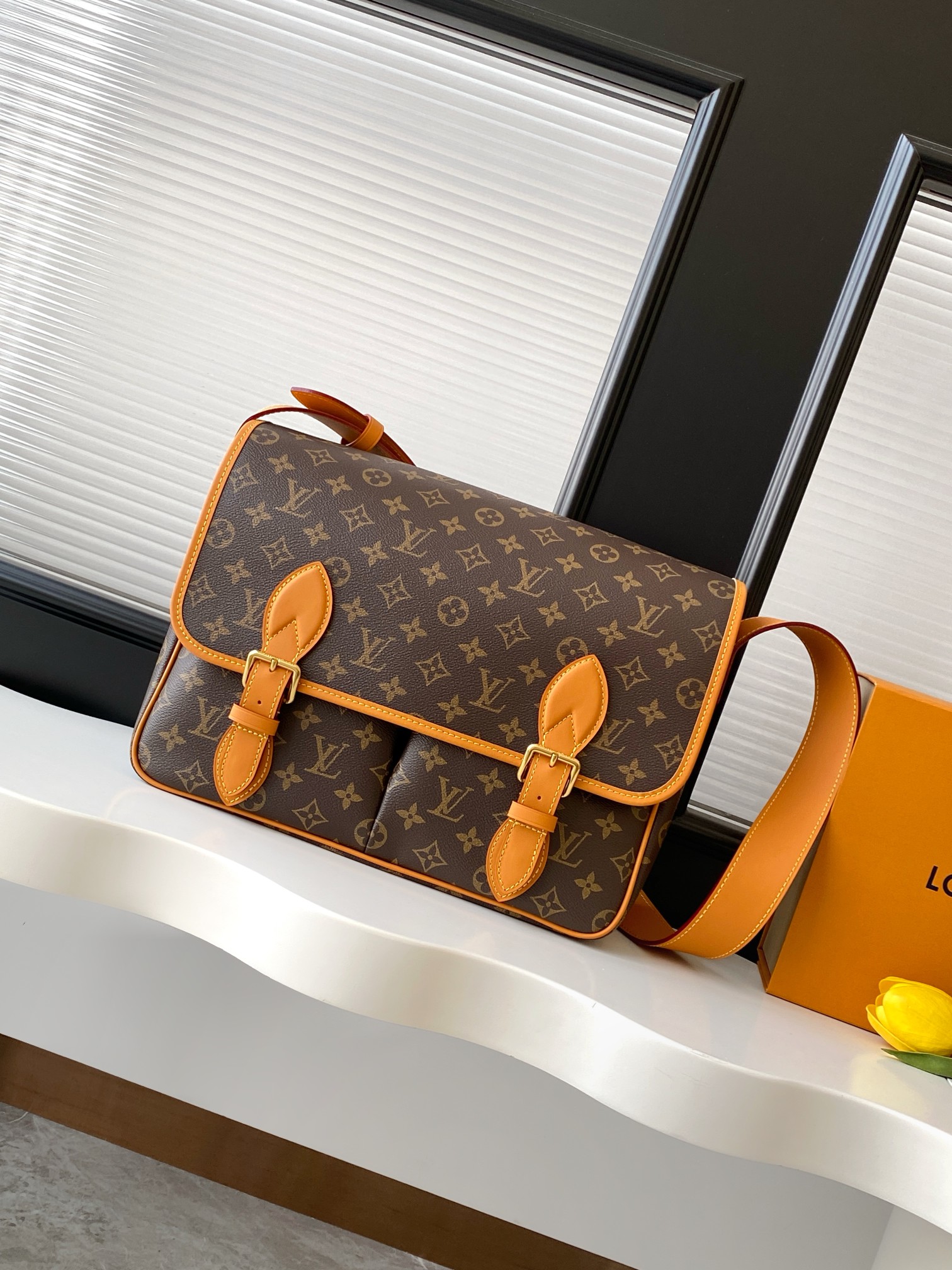 P470 [versión mejorada original con tapa de chip Dynamic 163c] M14723 Este bolso tipo mensajero Satchel se inspira en e…