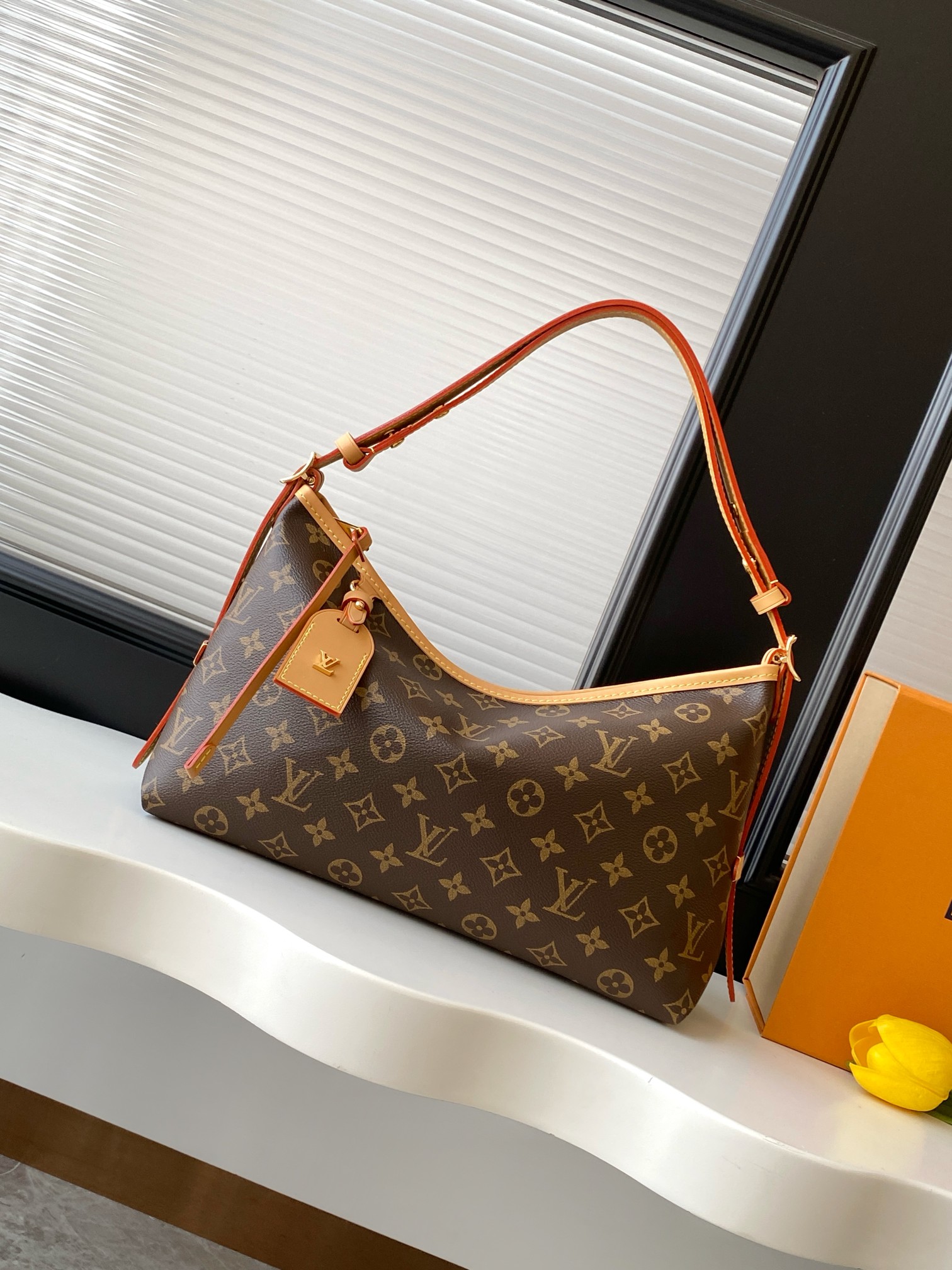 P340 [Dynamic 163c chip top versión única mejorada original] M28101 presbicia Este bolso CarryAll EastWest está hecho d…