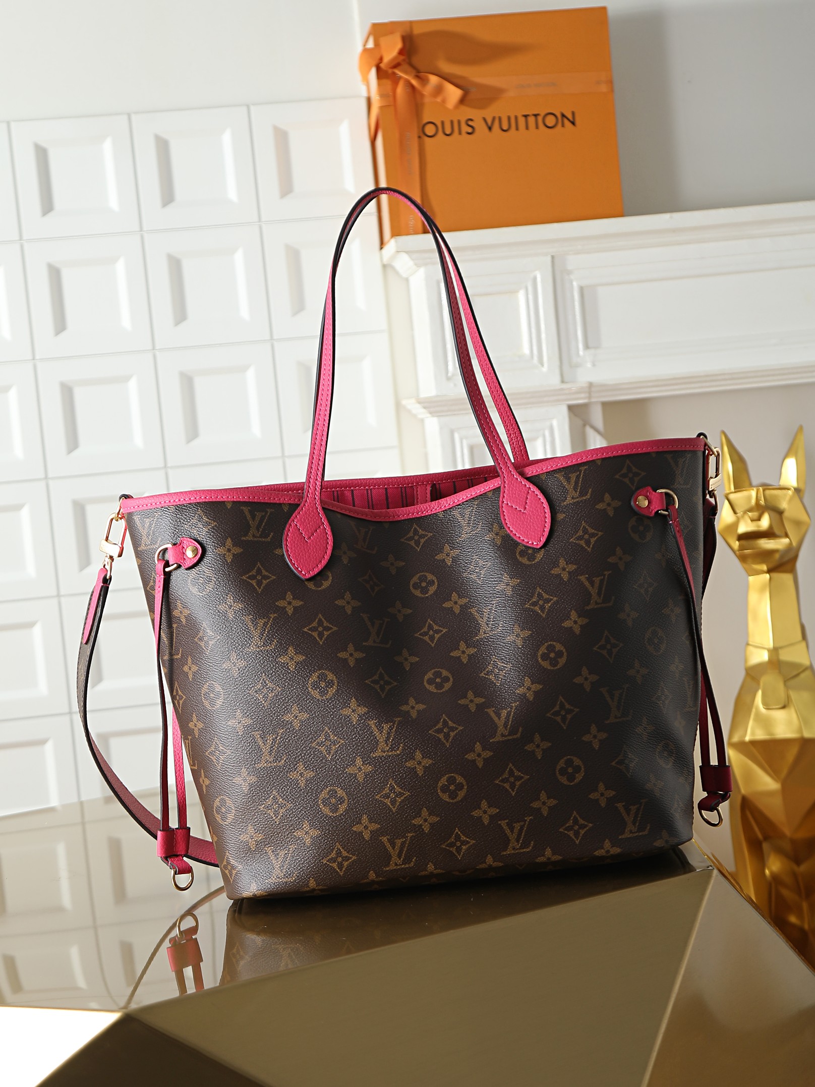 【动态163c01芯片 独家背景】M12707玫红双面 顶级原单 本款 Neverfull Bandoulière Inside Out 中号手袋取材 Monogram 帆布,以鲜明织物和皮革饰边彰显瞩目意味,在经典与现代之间达致微妙平衡.多功能构型引入新颖肩带设计,可通过侧面钩扣变身为 Hobo 手袋. 31.0 x 28.0 x 14.0 厘米 (长 x 高 x 宽) Monogram 涂层帆布 / 织物 涂层帆布和织物 牛皮革饰边 金属件 钩扣开合 印花拉链内贴袋 侧面饰带 侧面钩扣 可收纳 13 寸笔记本电脑、智能手机、钥匙、Zippy 钱夹和耳机 肩带:可拆卸,不可调节 包带半长:42.0 厘米 手柄:双手柄