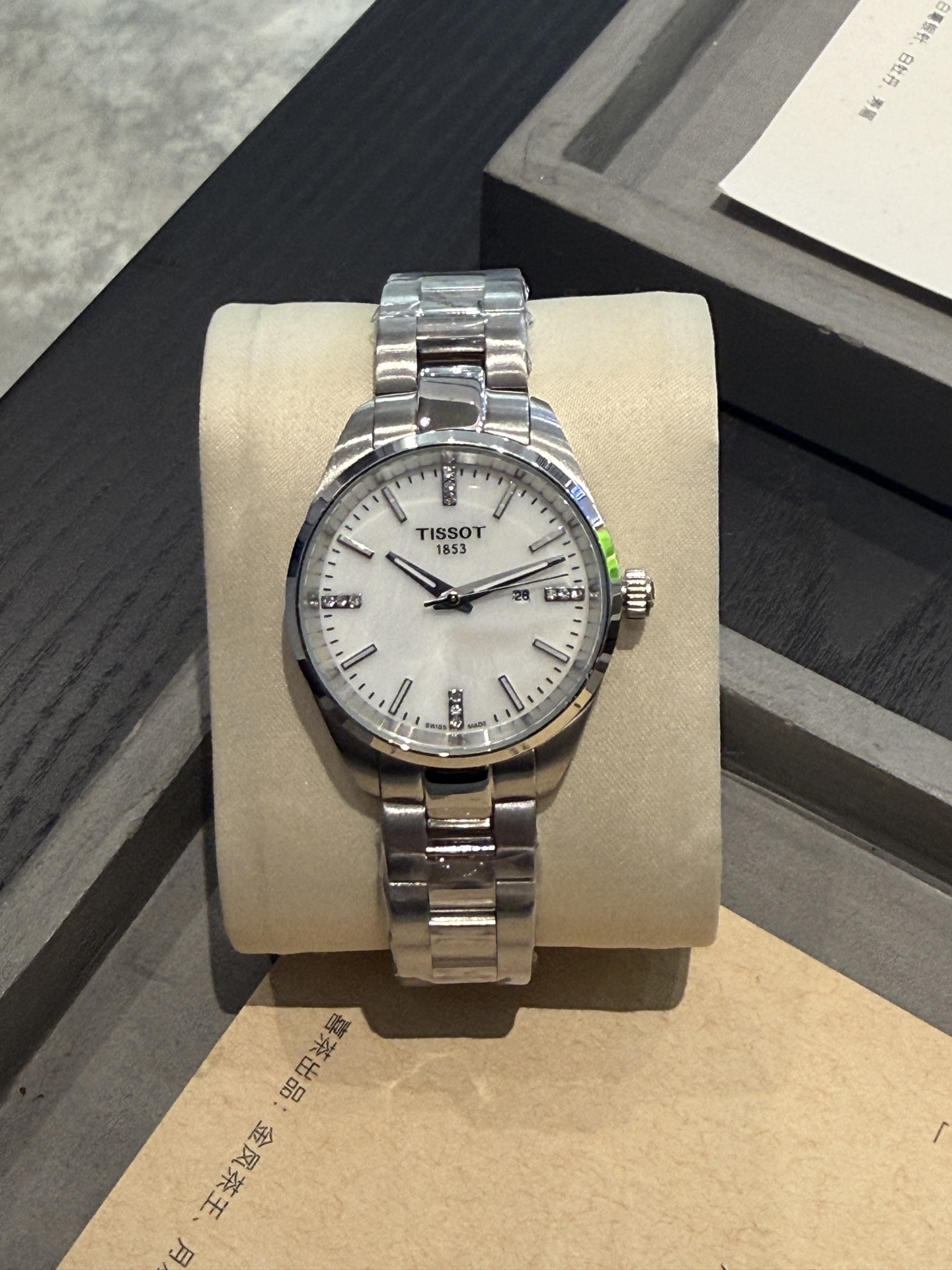 NO:819805,The classic Tissot Pr00 series is the first quartz women's watch. This series of watches is gorgeous and dazzling, with a small and gorgeous feminine round case that shows luxury. The strap can be worn loosely as jewelry, making you shine charmingly. This watch interprets the word 'cute' and exudes irresistible charm. All pure steel color fixation, 316 steel strap, dial diameter is 34mm, I imported quartz movement, good quality, welcome to place an order!  ,,tissot19860909天梭Pr00系列经典款首发石英女表,该系列腕表绚丽夺目,以小巧华丽的女性化圆形表壳彰显华贵.表带可作为首饰宽松的进行佩戴,令您闪耀迷人光芒,该表诠释了“可爱”一词,同时散发着无法抵抗的魅力.全纯钢色定色,316钢表带,表盘直径为34mm,I进口石英机芯,好品质,欢迎下单！,,tissot,Watch
