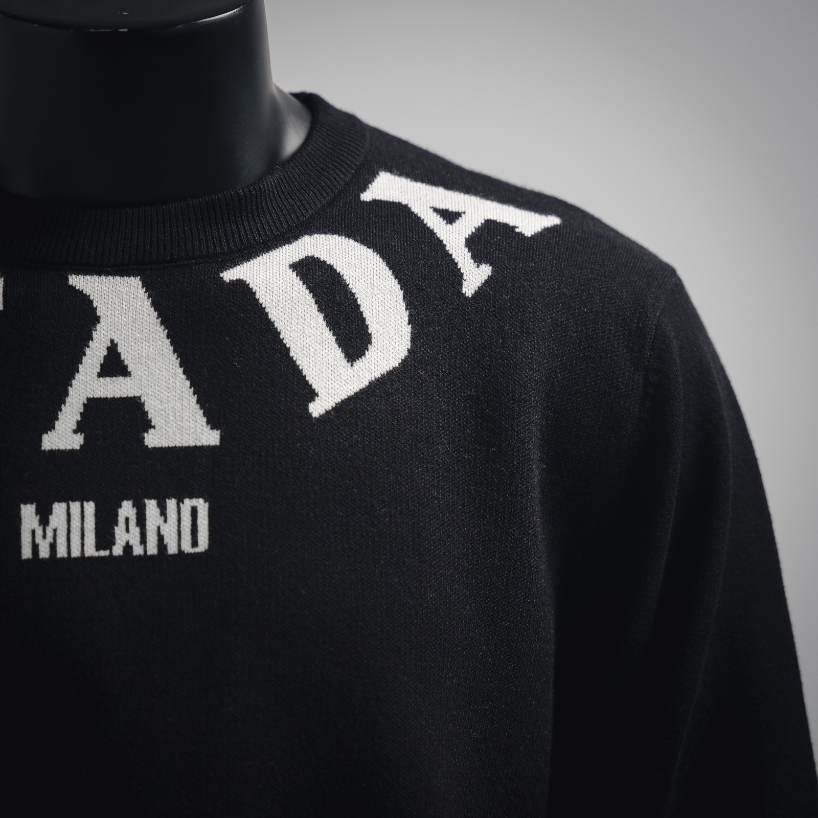 Prada/普拉达23ss系列胸前项链字母围边立体提花毛衣
