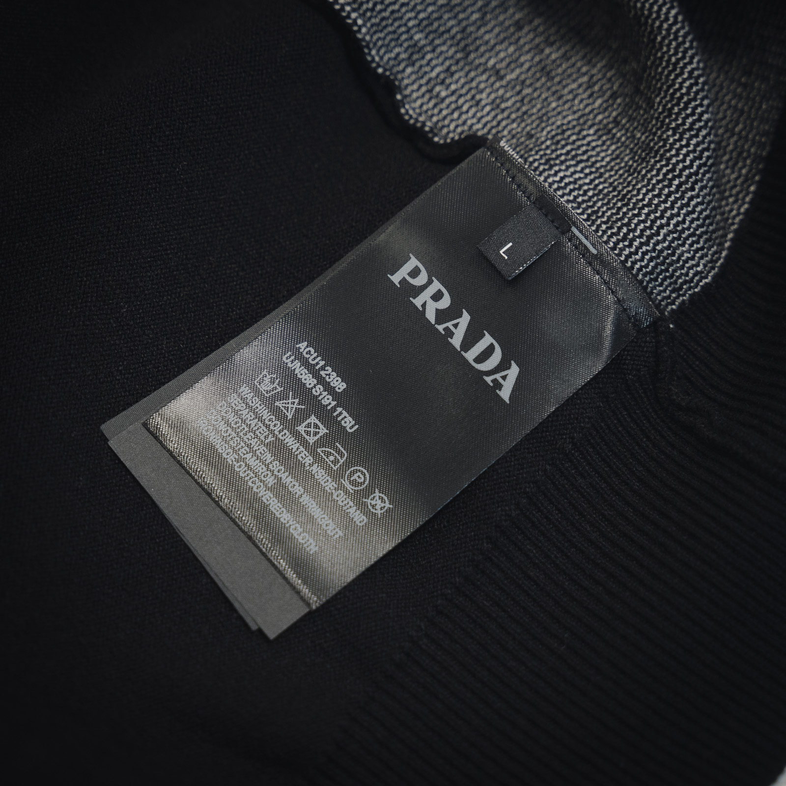 Prada/普拉达23ss系列胸前项链字母围边立体提花毛衣