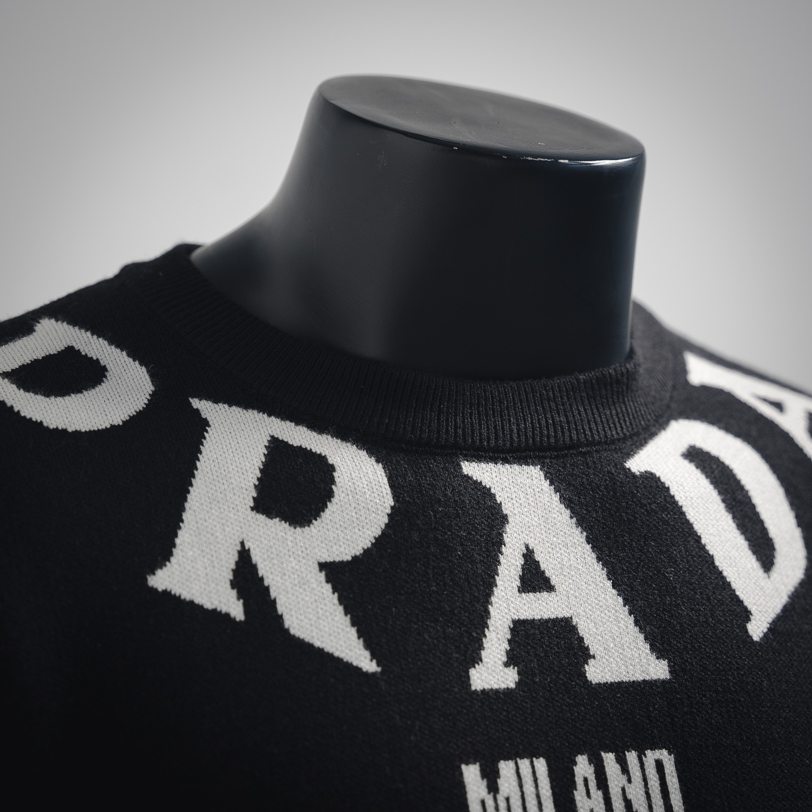 Prada/普拉达23ss系列胸前项链字母围边立体提花毛衣