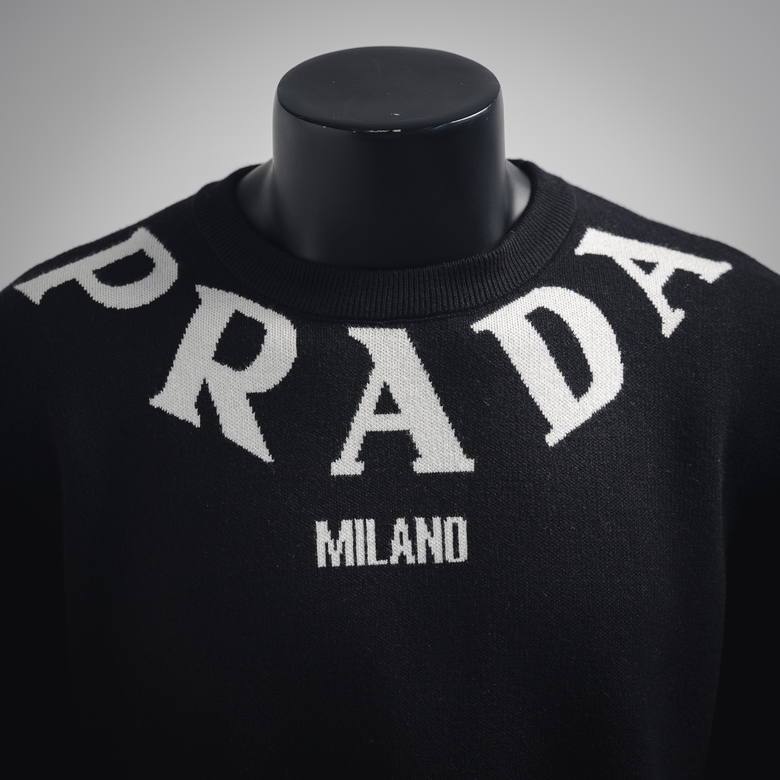 Prada/普拉达23ss系列胸前项链字母围边立体提花毛衣
