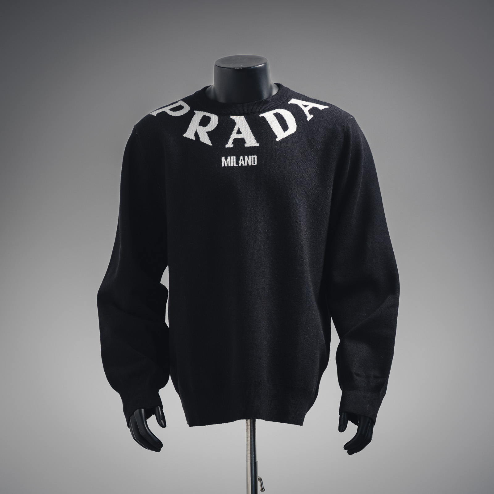 Prada/普拉达23ss系列胸前项链字母围边立体提花毛衣