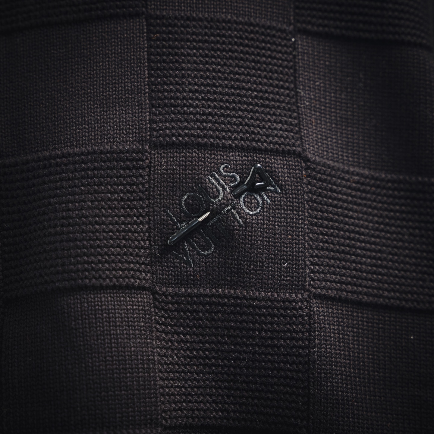 LouisVuitton /路易威登22SS胸前别针棋盘格针织毛衣