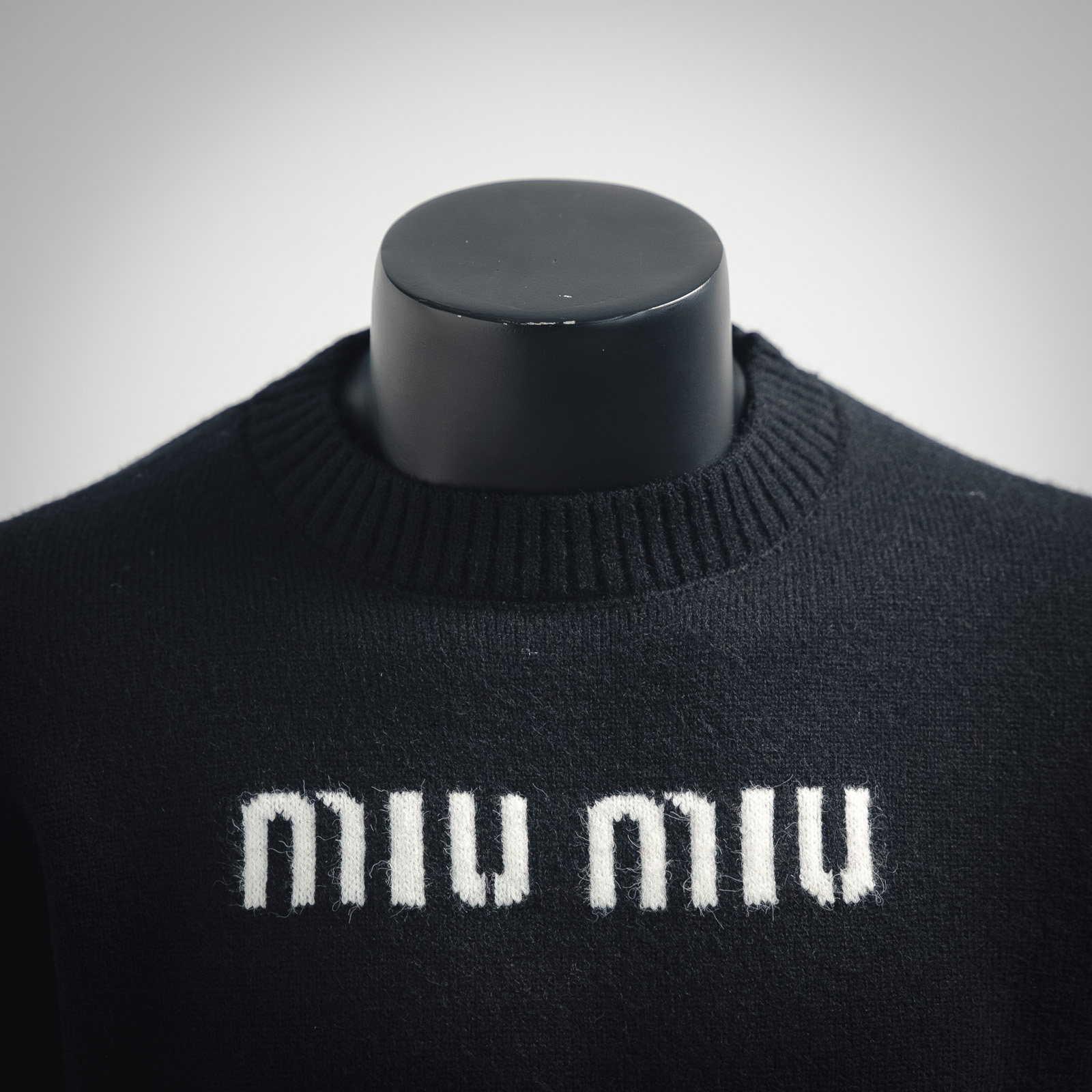 Miu Miu/缪缪24Fw Miu字母提花长袖圆领毛衣-莆田鞋,莆田鞋货源,高仿鞋,高仿鞋货源,安福档口,莆田高仿鞋,莆田鞋批发,高仿鞋批发,莆田高仿运动鞋,高仿运动鞋,莆田运动鞋 Miu Miu/缪缪24Fw Miu字母提花长袖圆领毛衣