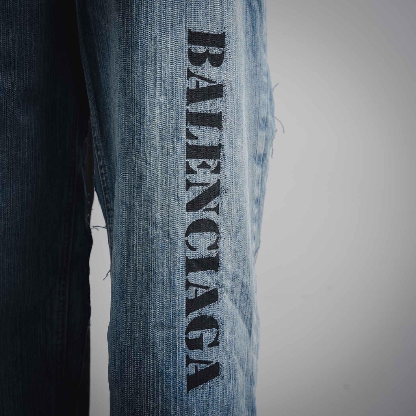Balenciaga巴黎世家BLCG 24ss拼接黑花灰色牛仔长裤
