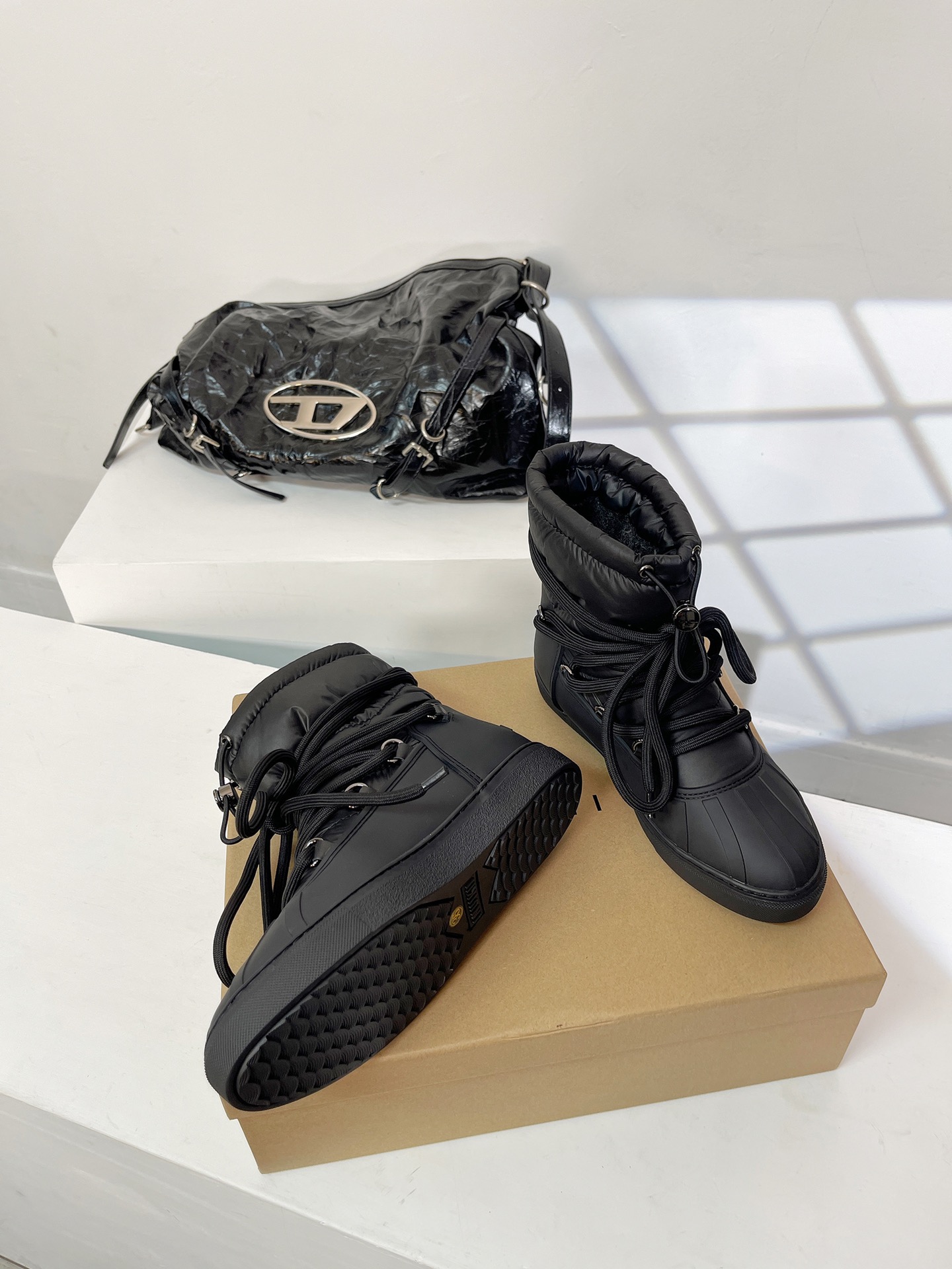 INUIKLL2023ss新款雪地靴.鞋面采用进口防水光泽细腻柔软的面料不仅增加舒适度且兼具保暖效果！鞋