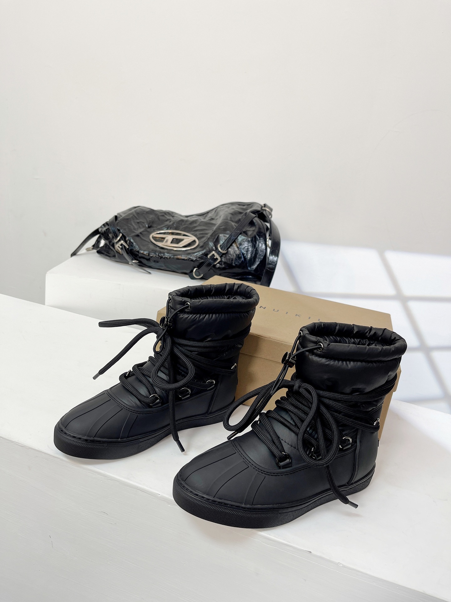 INUIKLL2023ss新款雪地靴.鞋面采用进口防水光泽细腻柔软的面料不仅增加舒适度且兼具保暖效果！鞋