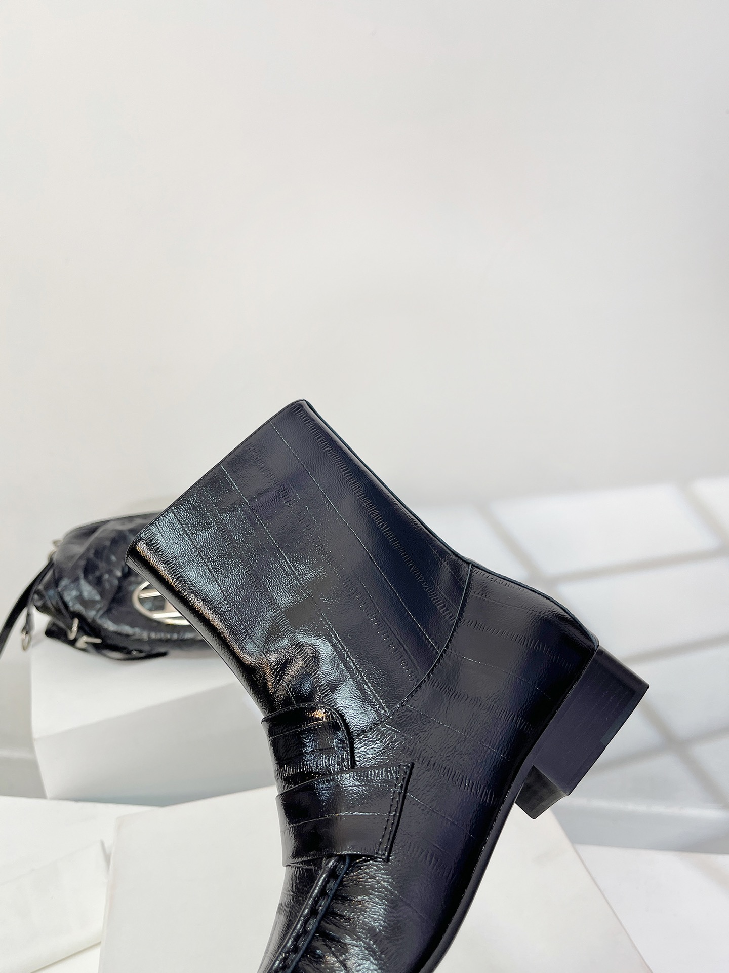 Therow23秋冬新款英伦复古鳗鱼纹短靴！也太好看了极简主义设计在保证舒适度与时髦摩登风格兼具的基础上